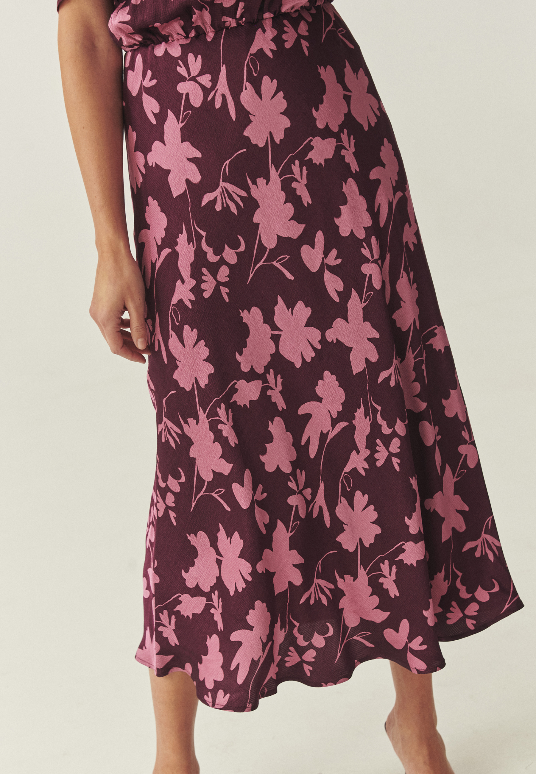 SATYNOWA SUKIENKA W KWIATOWY WZÓR - NAIRA 1 CZERWONY 2