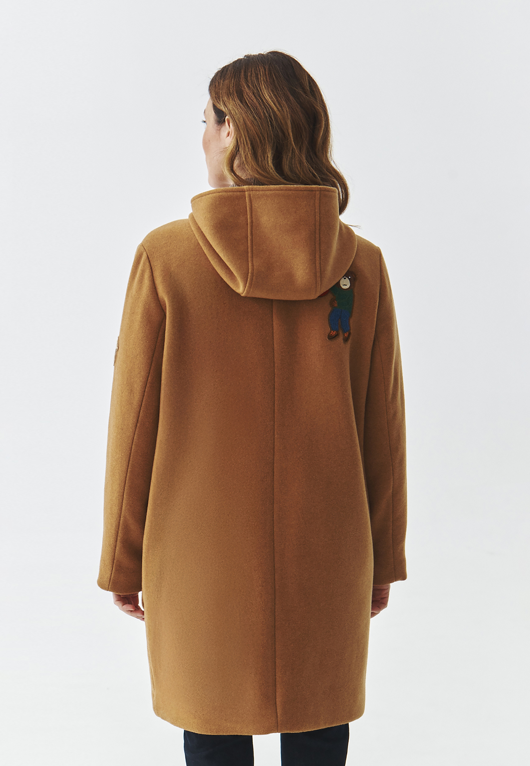 TKANINOWA KURTKA DAMSKA Z ZAPIĘCIEM NA KOŁKI I MOTYWEM MISIA USZATKA — SAMANTA BEŻOWY 2