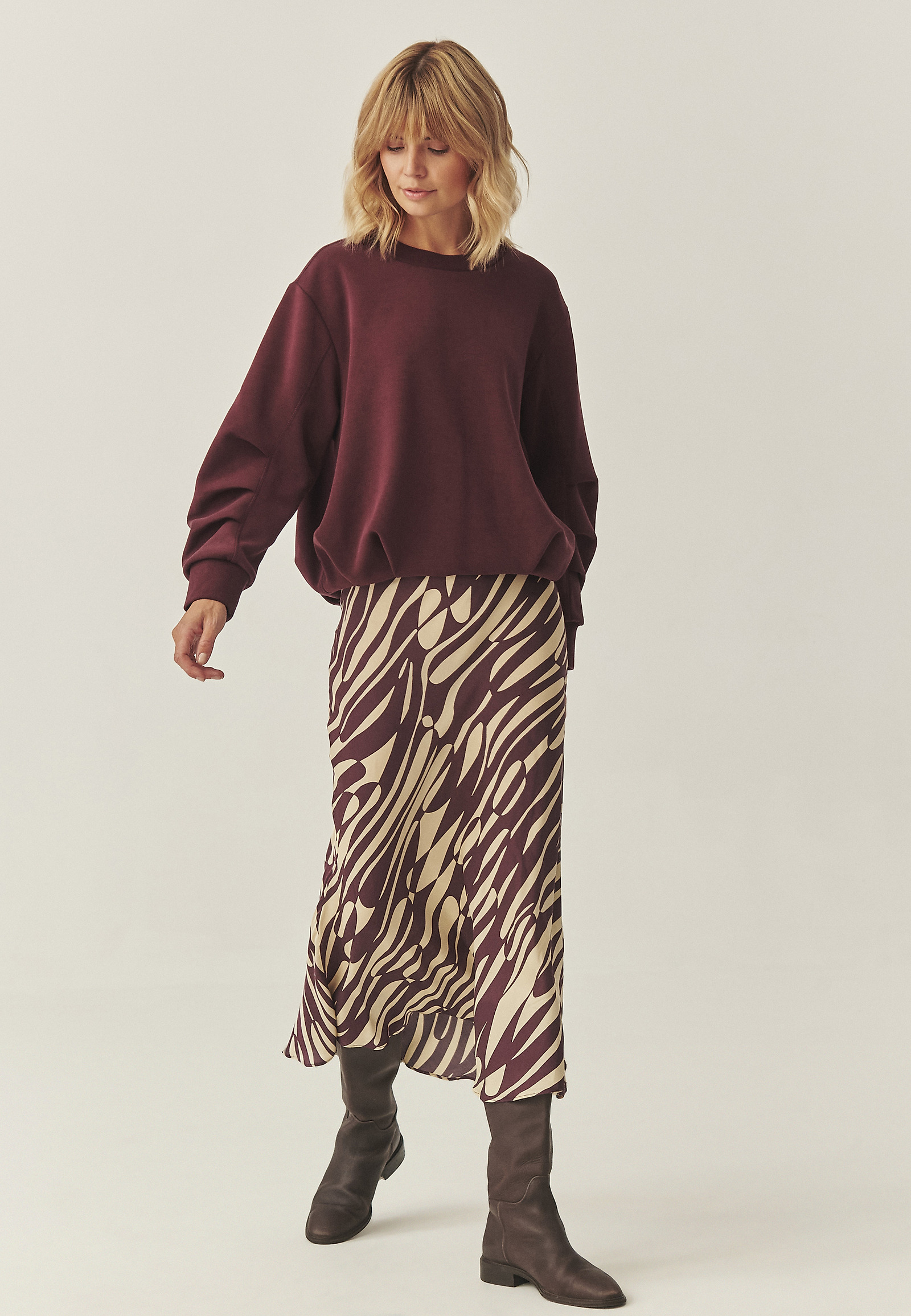 SKIRT IZ VZORČENEGA VISKOZNEGA SATENA - SATINI 5 SKIRT IZ VZORČENEGA VISKOZNEGA SATENA - SATINI 5 RDEČA 116929