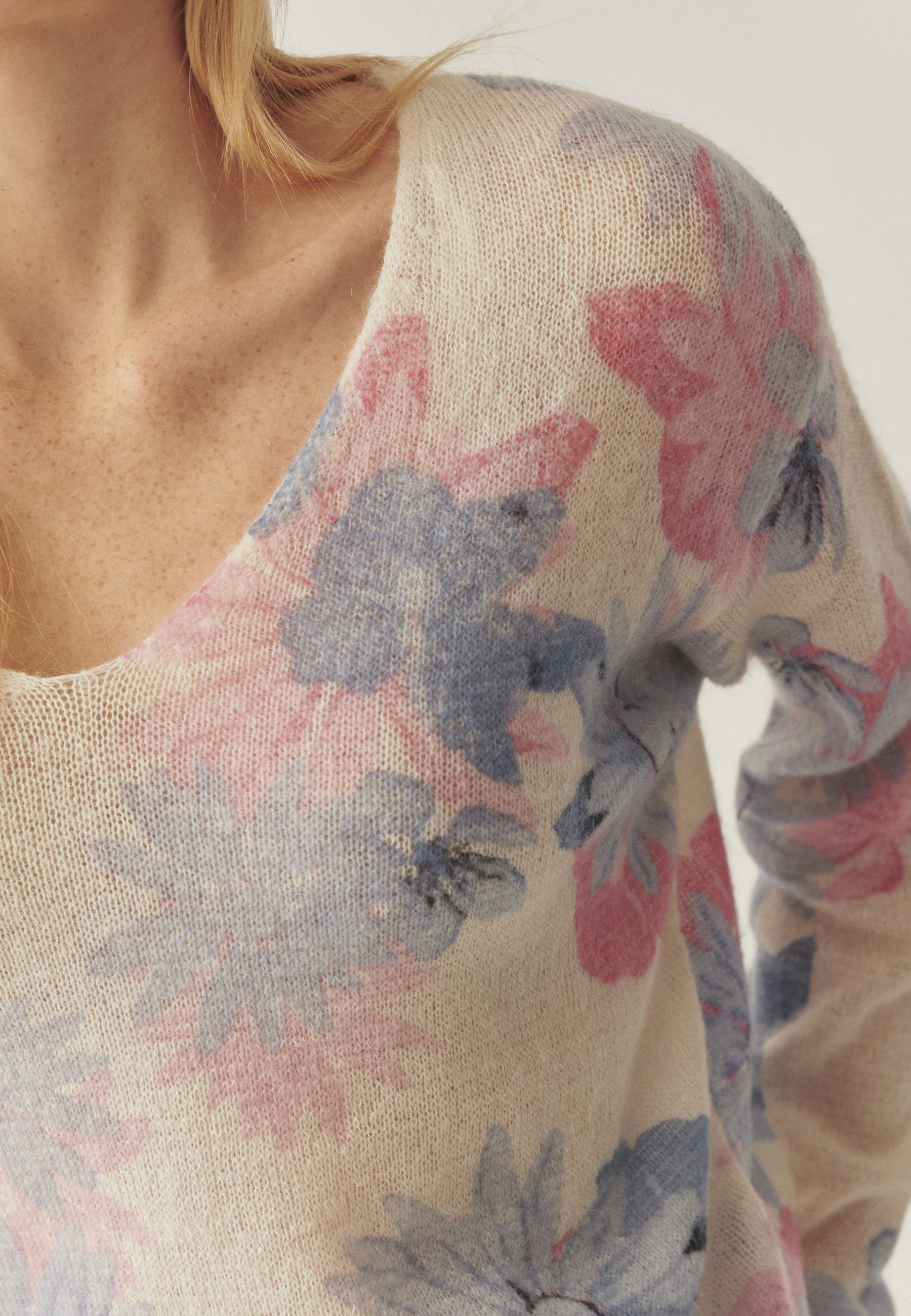 PULOVER CU IMPRIMEU FLORAL — SOLO MULTICOLOR 2