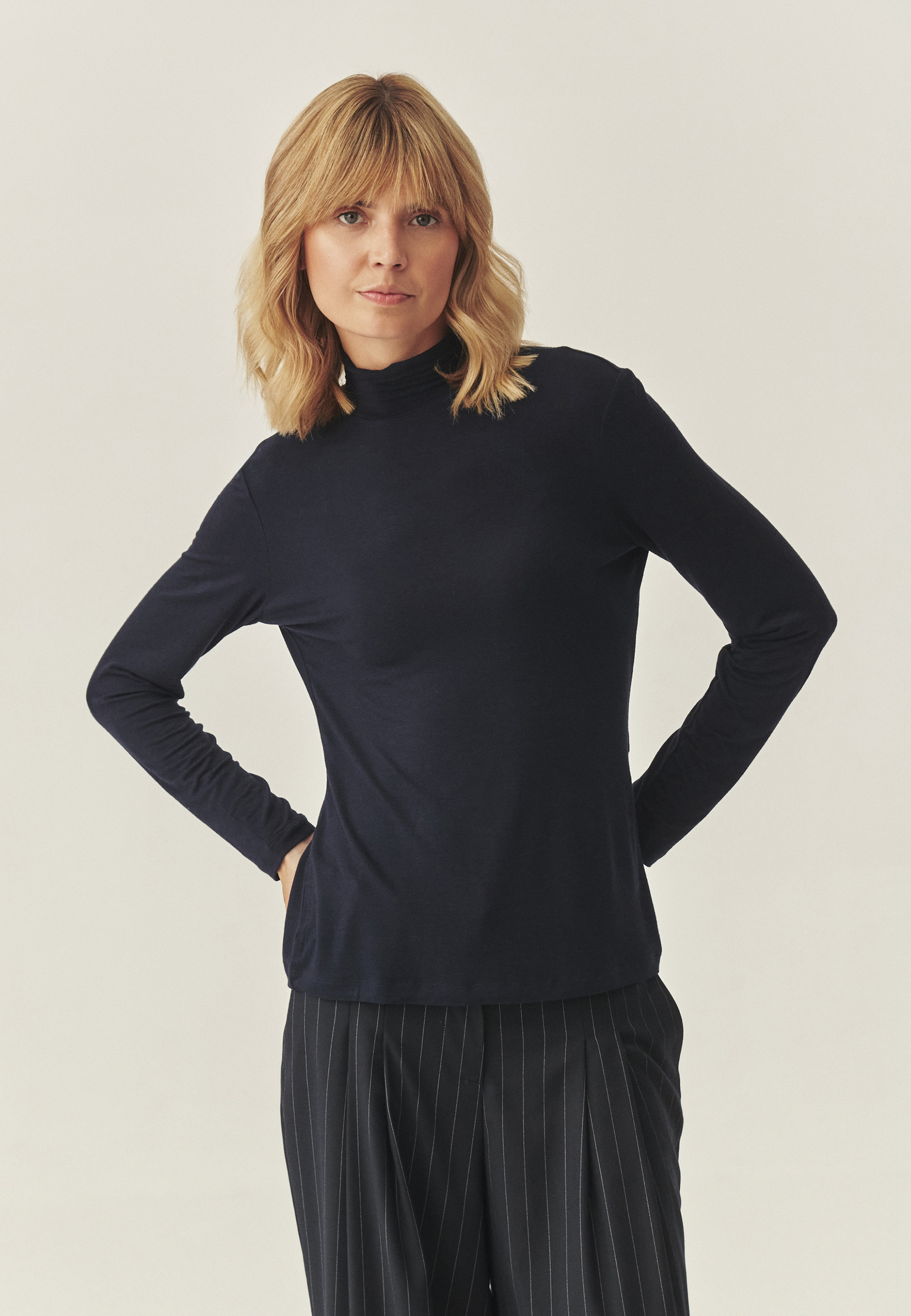 LIGHTWEIGHT TURTLENECK WITH CASHMERE AND LENZING™ ECOVERO™ VISCOSE - GREENWICH NAVY BLUE 2