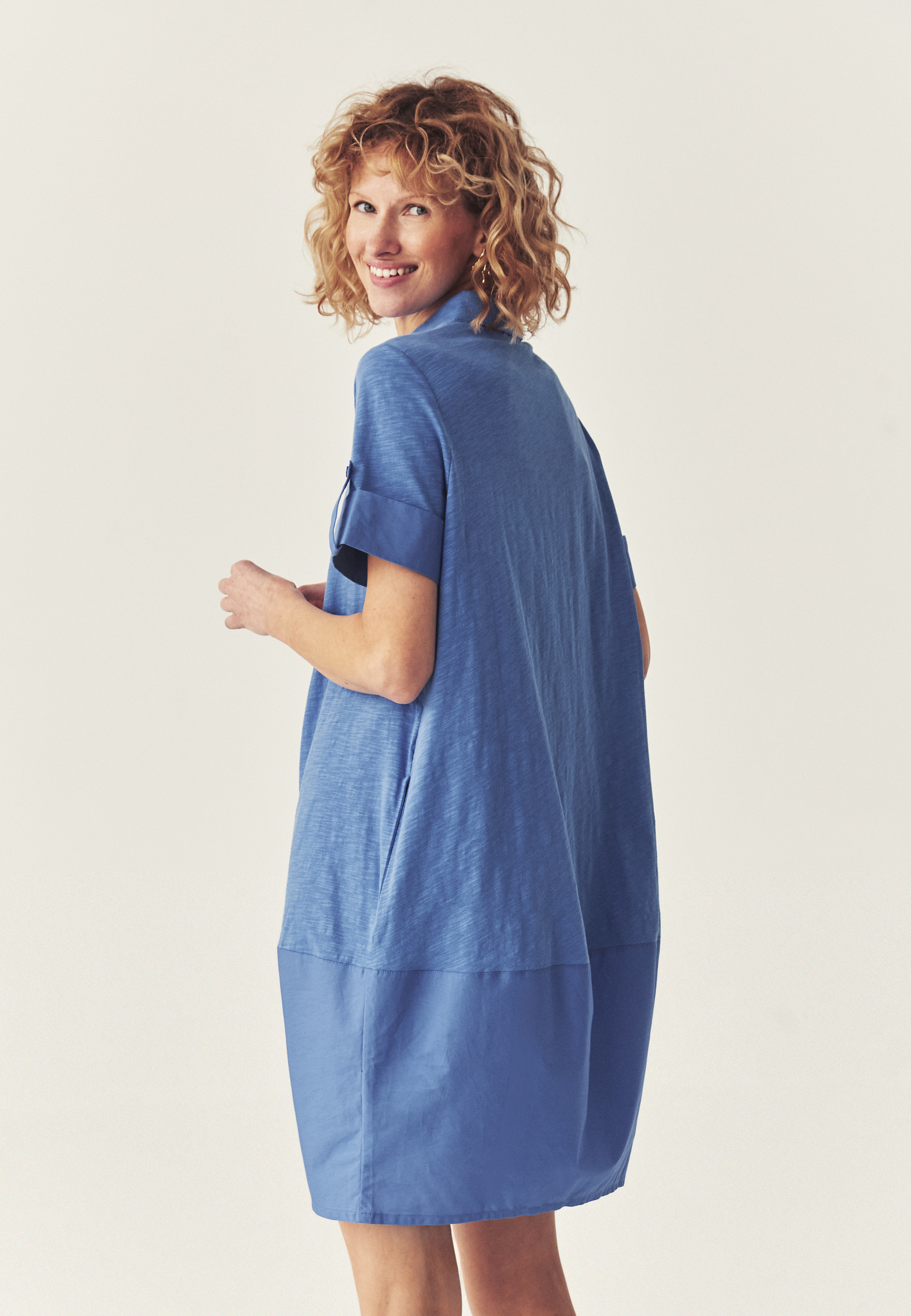 SWOBODNA SUKIENKA Z ŁĄCZONYCH MATERIAŁÓW - ATARA NIEBIESKI 2