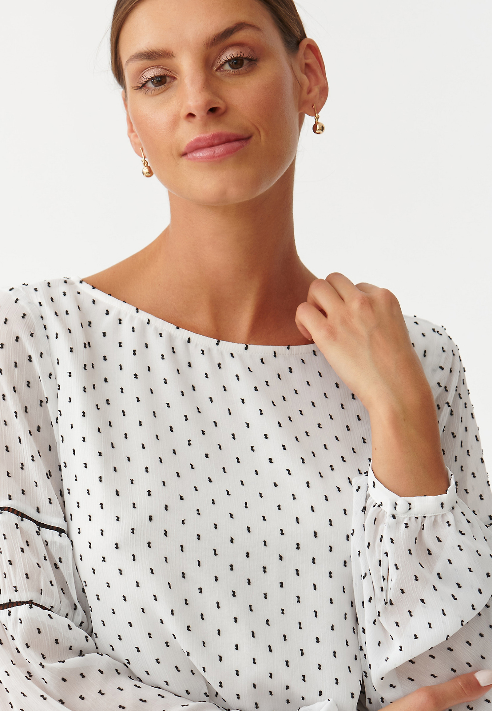 DÁMSKA VZOROVANÁ TEXTILNÁ BLÚZKA S NAFÚKNUTÝMI RUKÁVMI WENEKO DÁMSKA VZOROVANÁ TEXTILNÁ BLÚZKA S NAFÚKNUTÝMI RUKÁVMI WENEKO VIACFAREBNÝ 92482