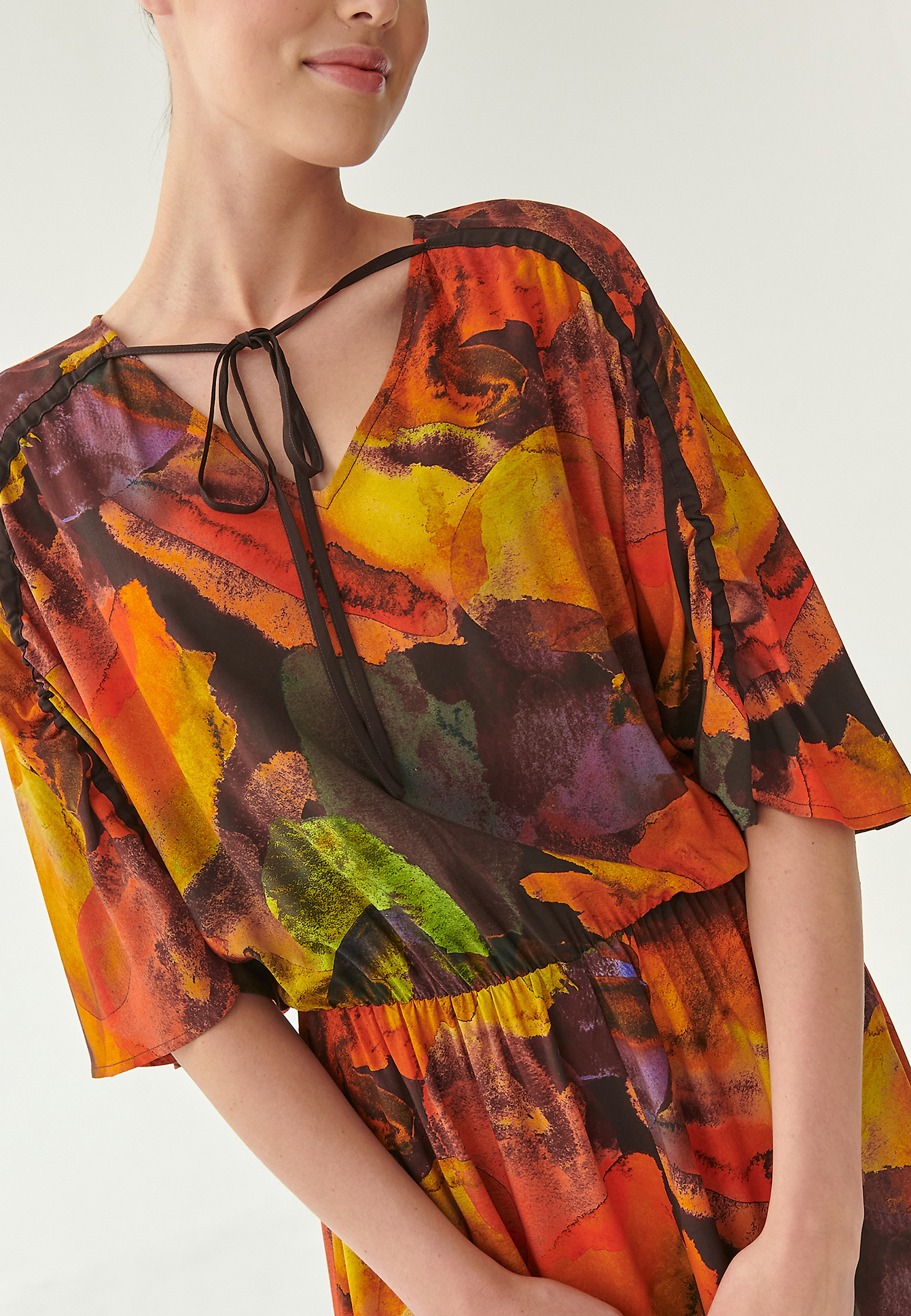 DÁMSKÉ MIDI ŠATY S VÁZÁNÍM PEZANI DÁMSKÉ MIDI ŠATY S VÁZÁNÍM PEZANI VÍCEBAREVNÝ 81061