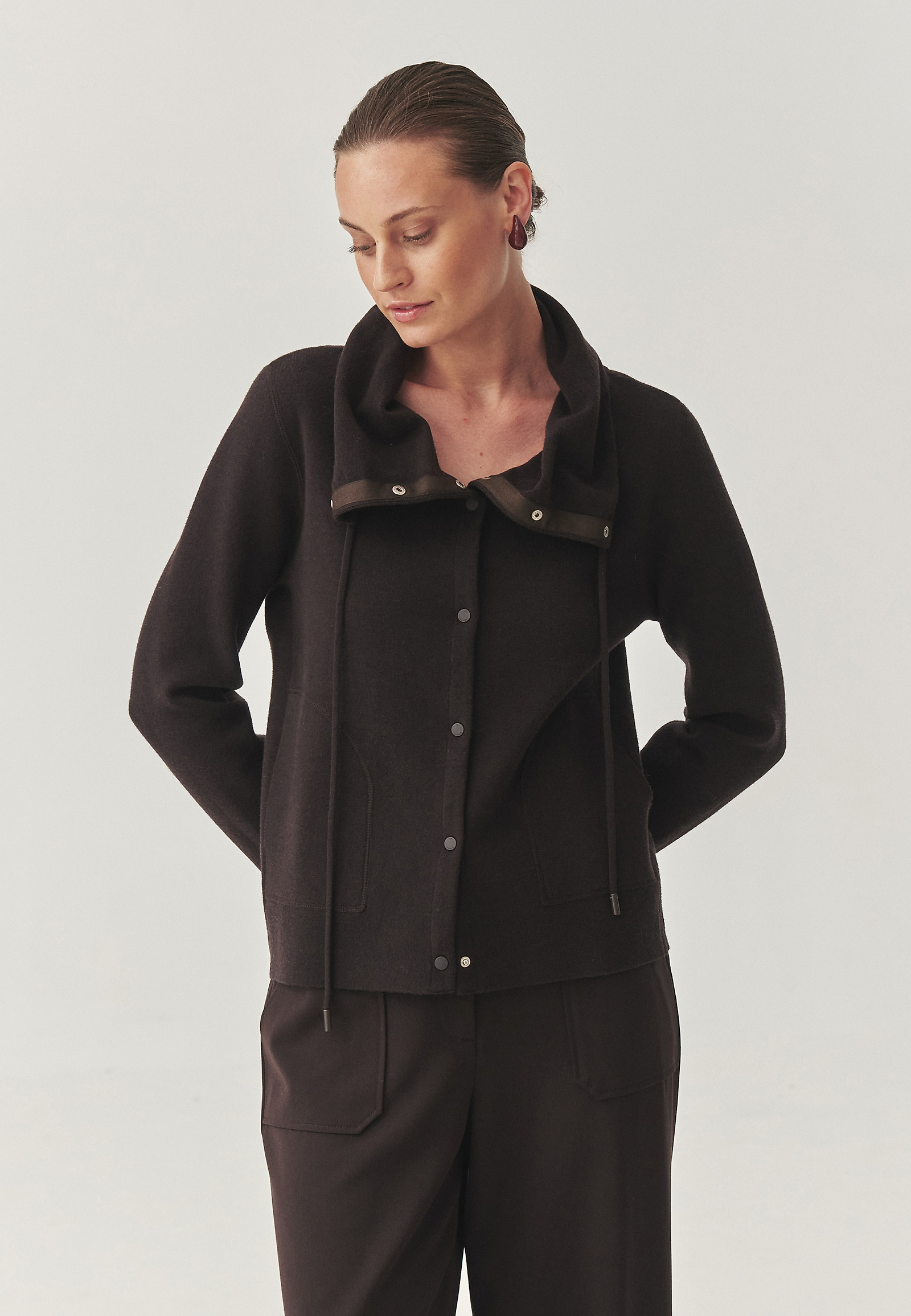 SWETER Z REGULOWANĄ STÓJKĄ - MARTENA SWETER Z REGULOWANĄ STÓJKĄ - MARTENA BRĄZOWY 114819