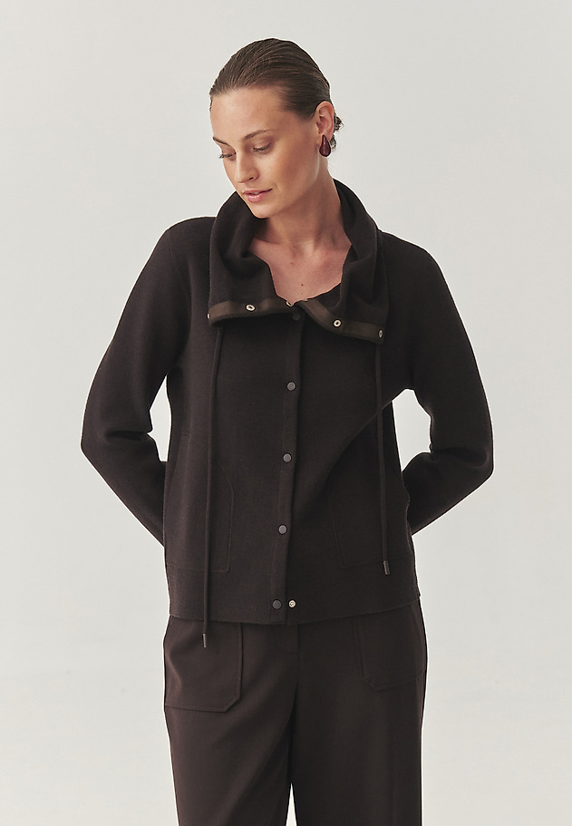SWETER Z REGULOWANĄ STÓJKĄ - MARTENA SWETER Z REGULOWANĄ STÓJKĄ - MARTENA BRĄZOWY 2