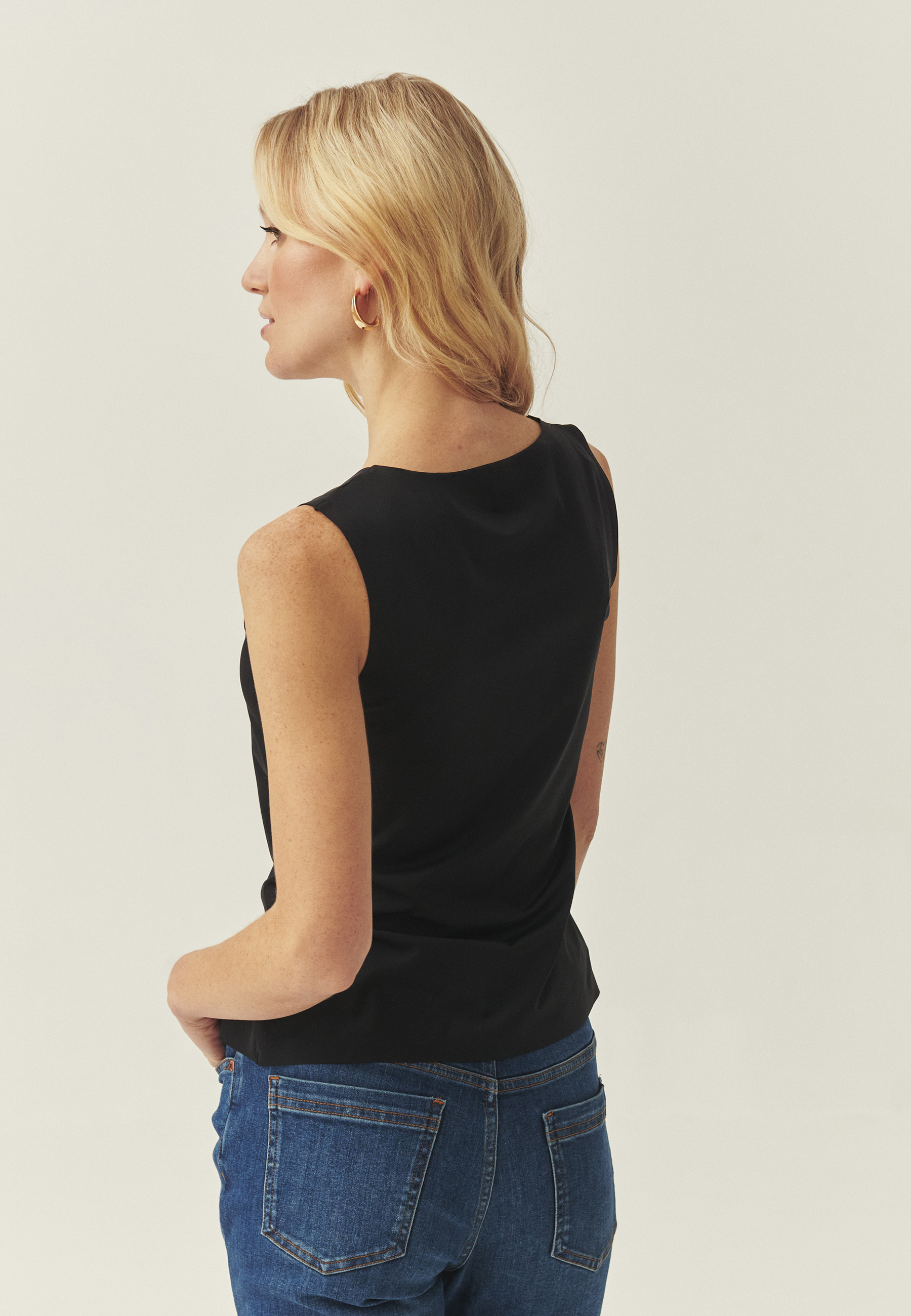 BLUZĂ MULATĂ CU TERMINAȚII LIPITE - LETHA NEGRU 2