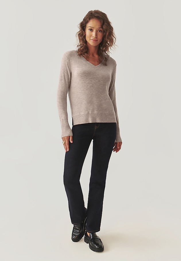 LADIES’ WOOL SWEATER WITH A V-SHAPED NECKLINE - RONI LADIES’ WOOL SWEATER WITH A V-SHAPED NECKLINE - RONI BEŻOWY 2