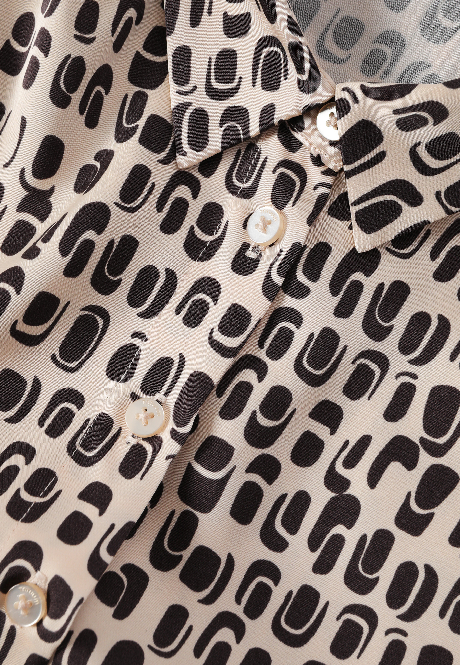 SATENSKA SRAJCA S PATENTIRANIM DIZAJNOM - NIKA VEČBARVNA 2