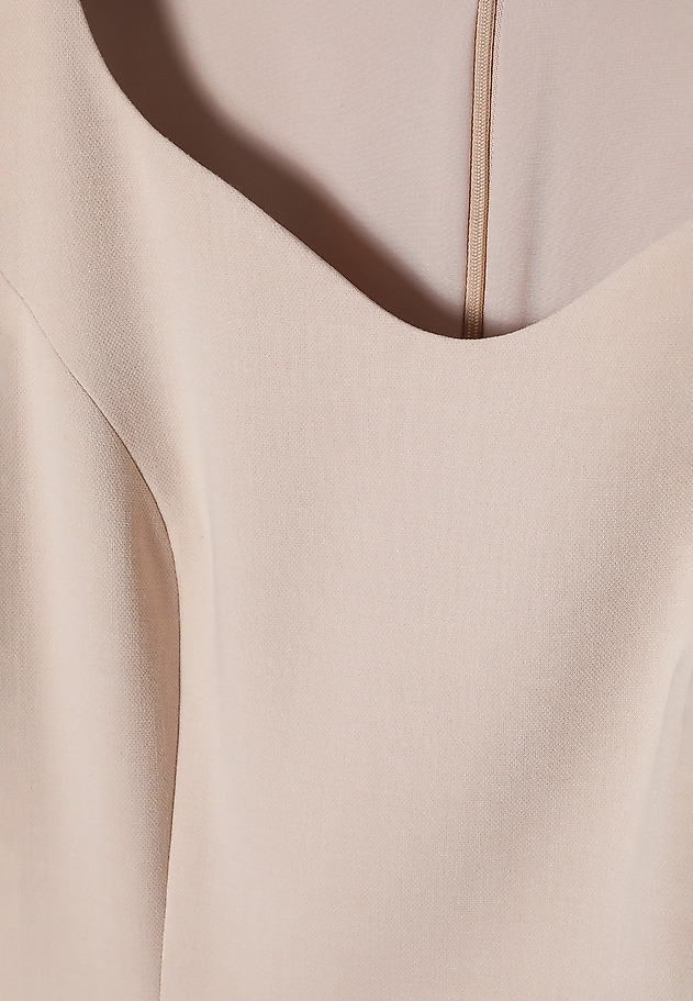 LADIES’ STYLISH MIDI DRESS WITH HEART NECKLINE - OMKI LADIES’ STYLISH MIDI DRESS WITH HEART NECKLINE - OMKI BEŻOWY 6