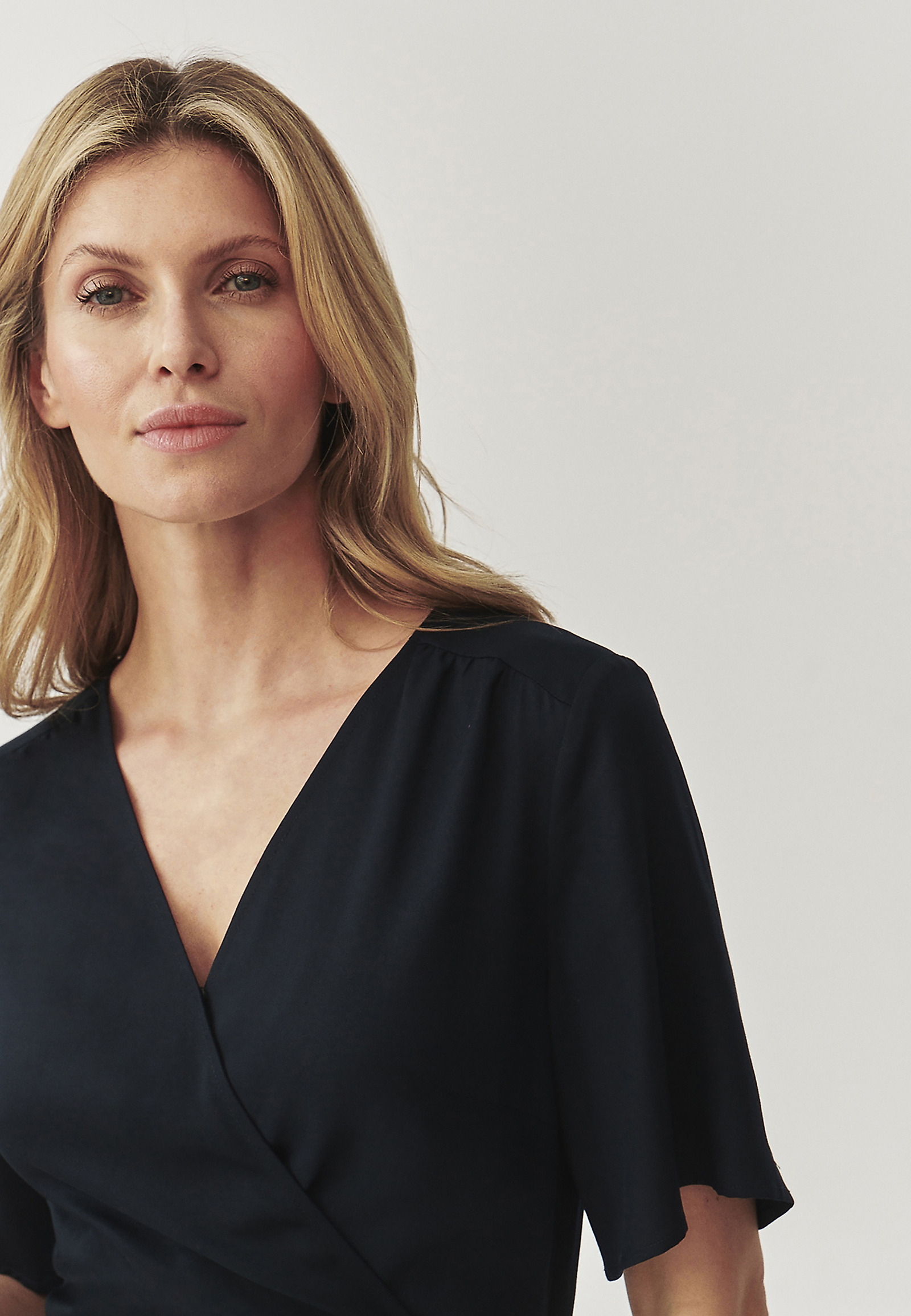 SUKIENKA KOPERTOWA Z PRZEWIEWNEGO LYOCELLU - TAKTI SUKIENKA KOPERTOWA Z PRZEWIEWNEGO LYOCELLU - TAKTI GRANATOWY 97750