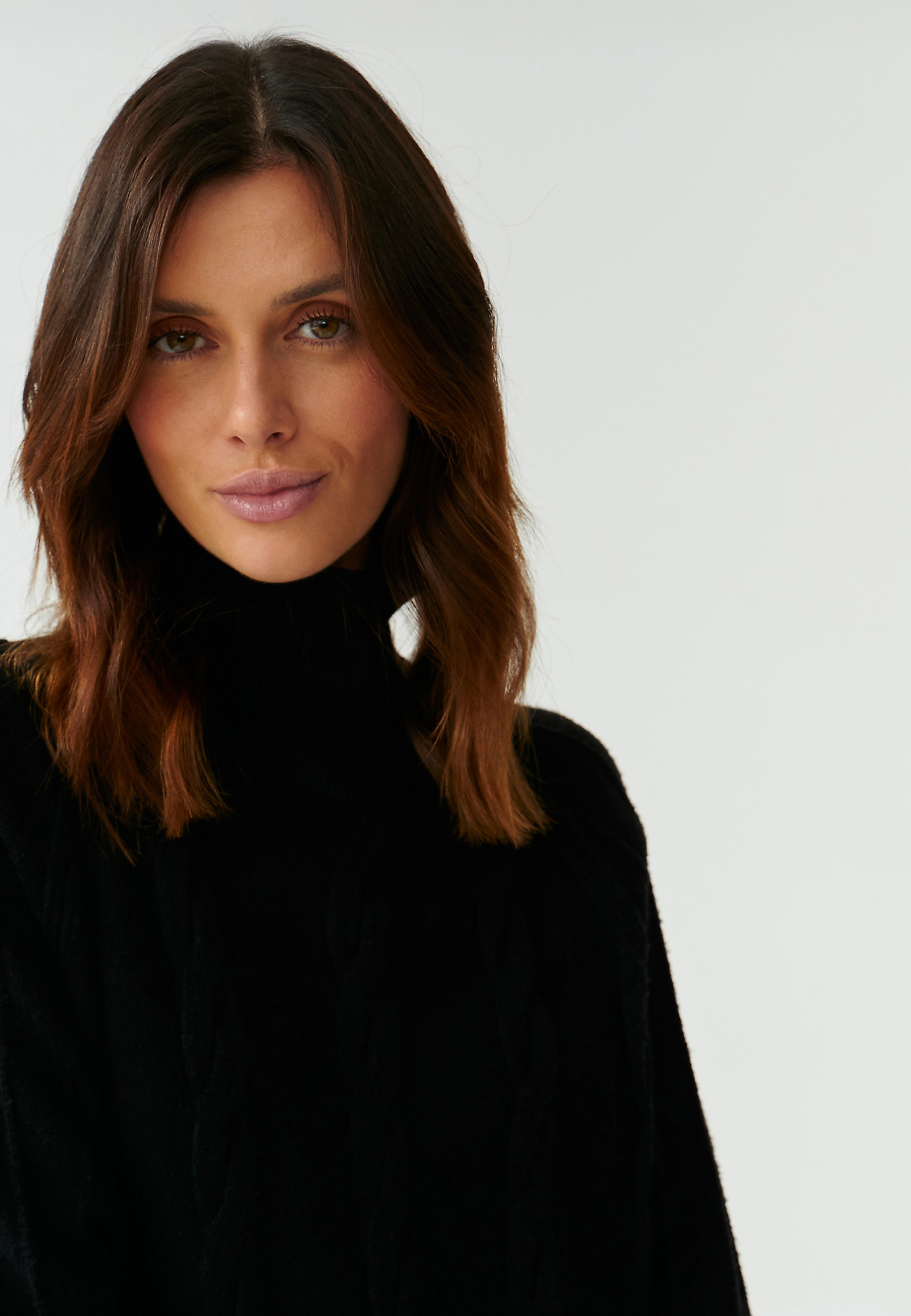 STRUKTURALNY SWETER DAMSKI Z GOLFEM MEDUZA STRUKTURALNY SWETER DAMSKI Z GOLFEM MEDUZA CZARNY 91655