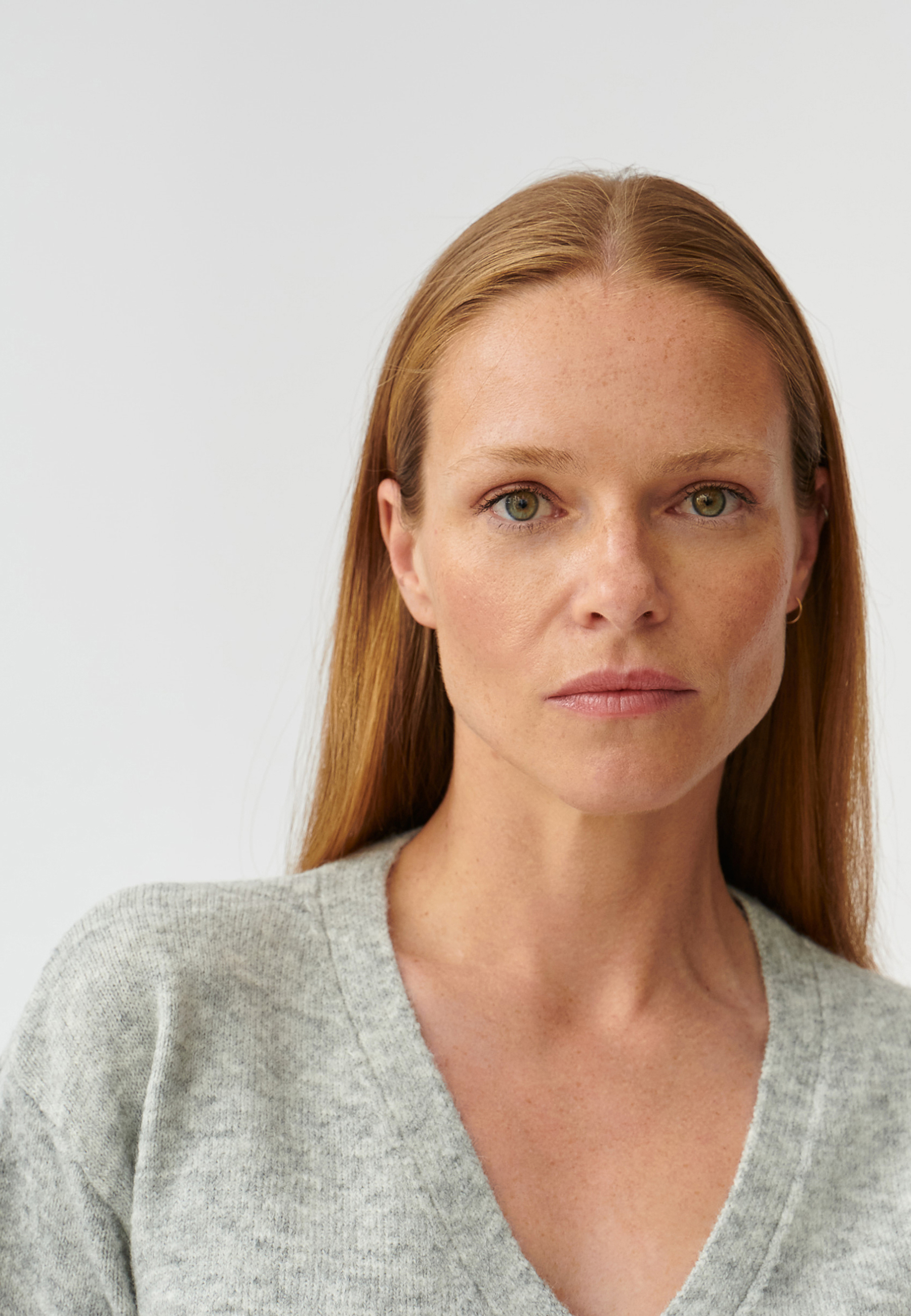 DÁMSKY SVETER S GOMBÍKMI A VÝSTRIHOM V TVARE V OKORO