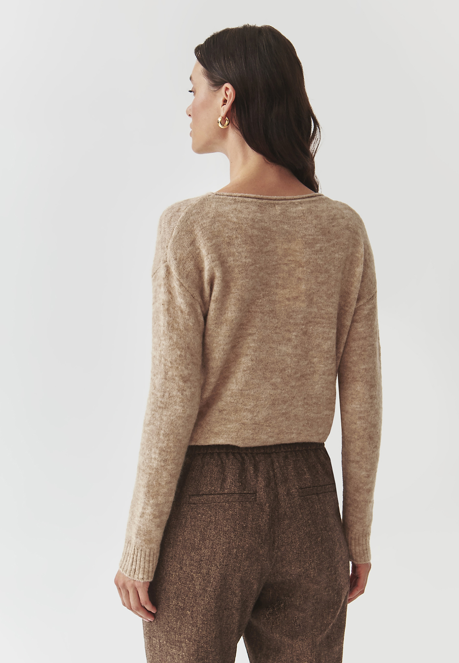 KLASYCZNY SWETER DAMSKI Z DEKOLTEM W ŁÓDKĘ — FLUFKO KLASYCZNY SWETER DAMSKI Z DEKOLTEM W ŁÓDKĘ — FLUFKO BEŻOWY 101378