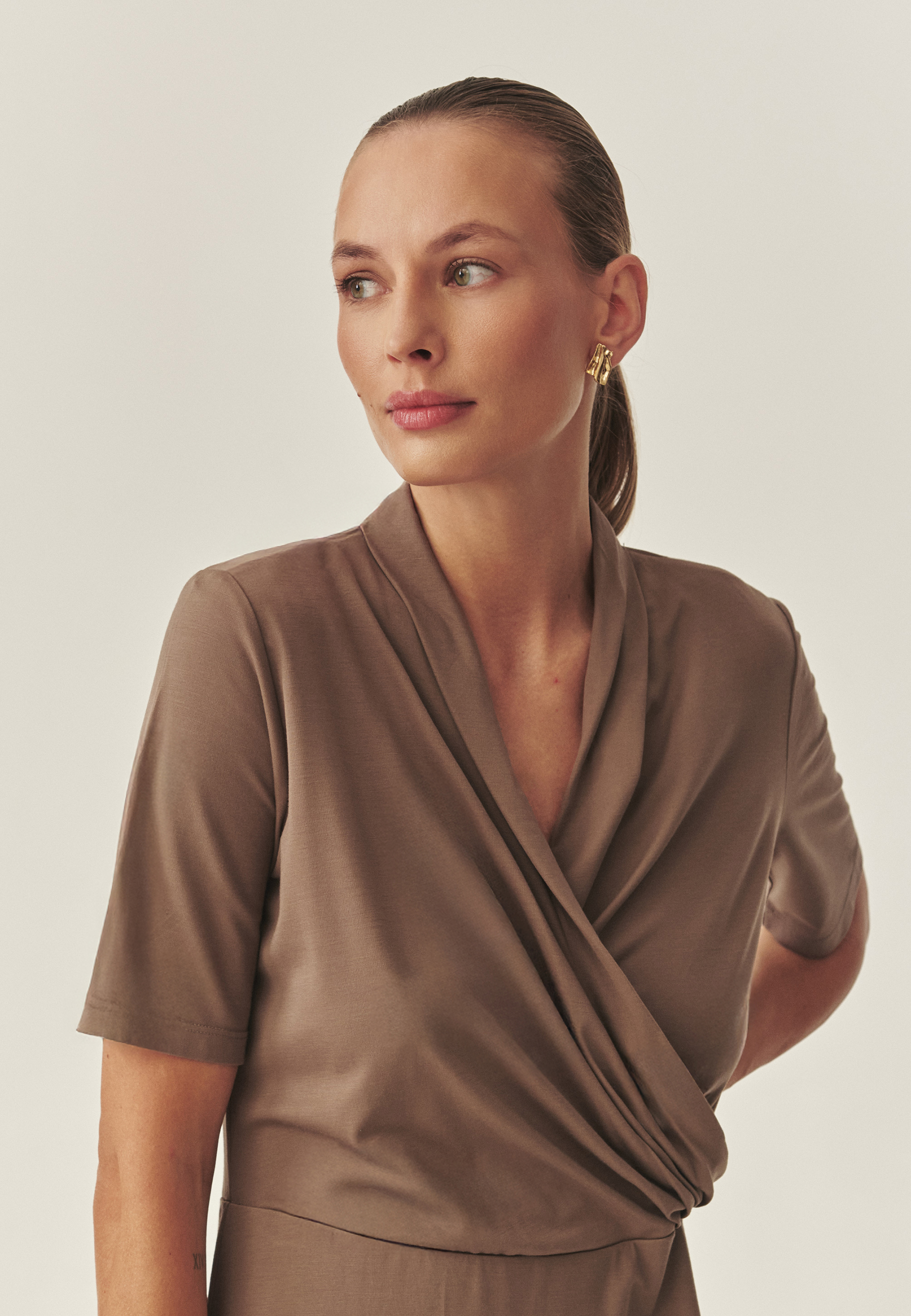 ROCHIE TRICOTATĂ, CU DECOLTEU TIP PLIC - JOE BEJ 2