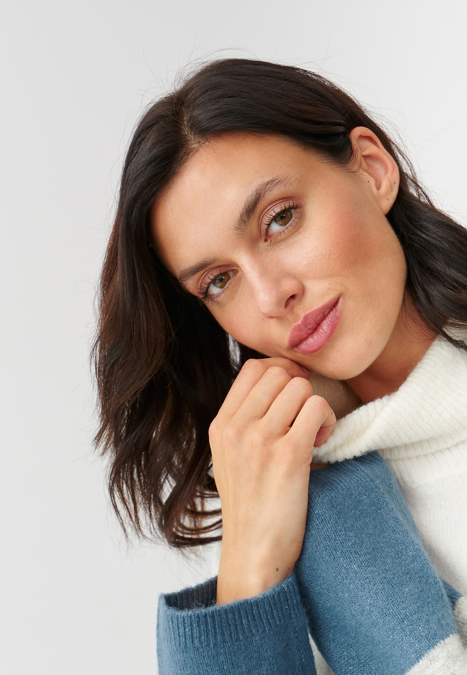 OVERSIZOWY WIELOBARWNY SWETER DAMSKI Z MISIEM USZATKIEM MOTKO