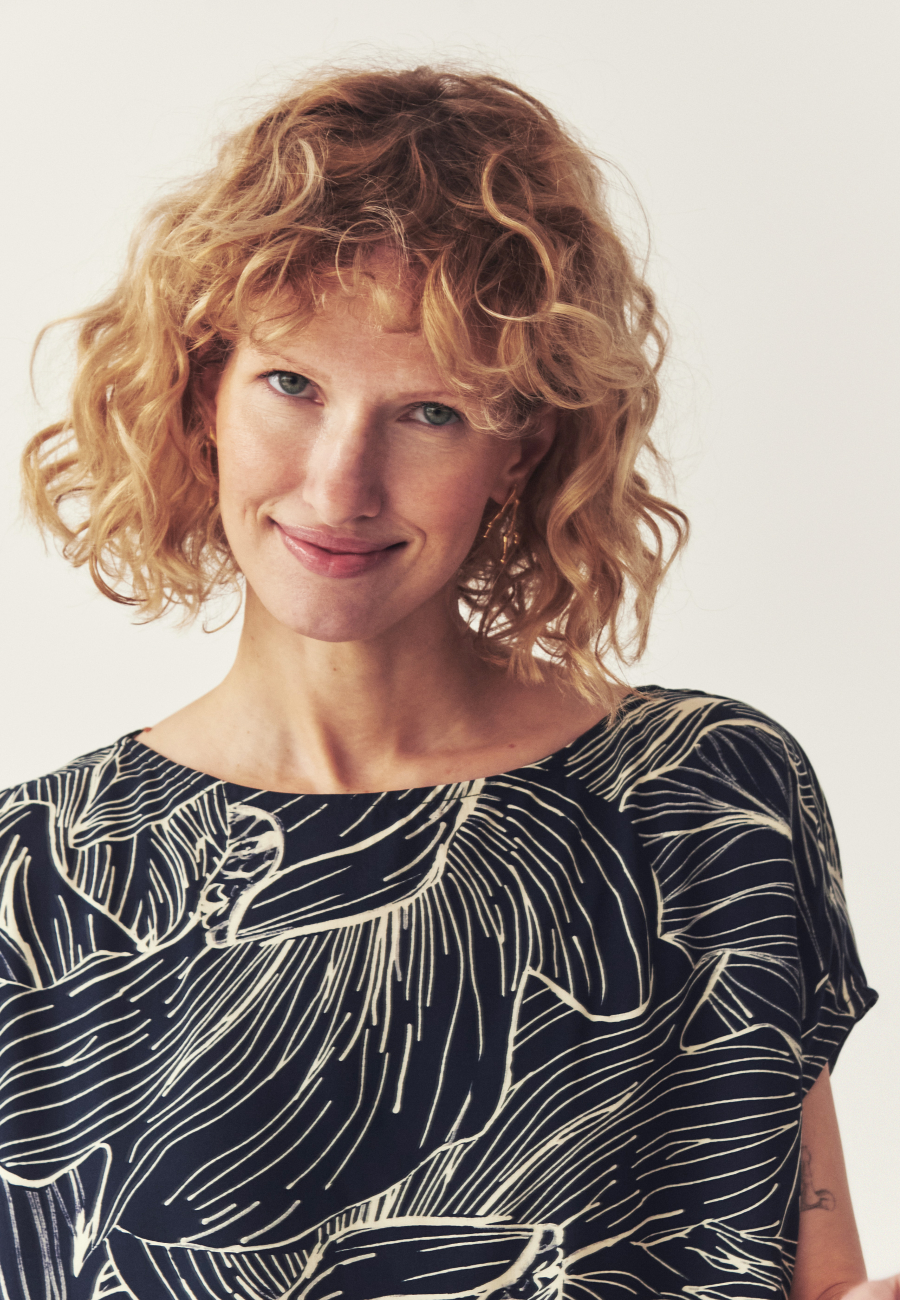 WZORZYSTA BLUZKA Z WISKOZĄ LENZING™ ECOVERO™ -  OMA 1