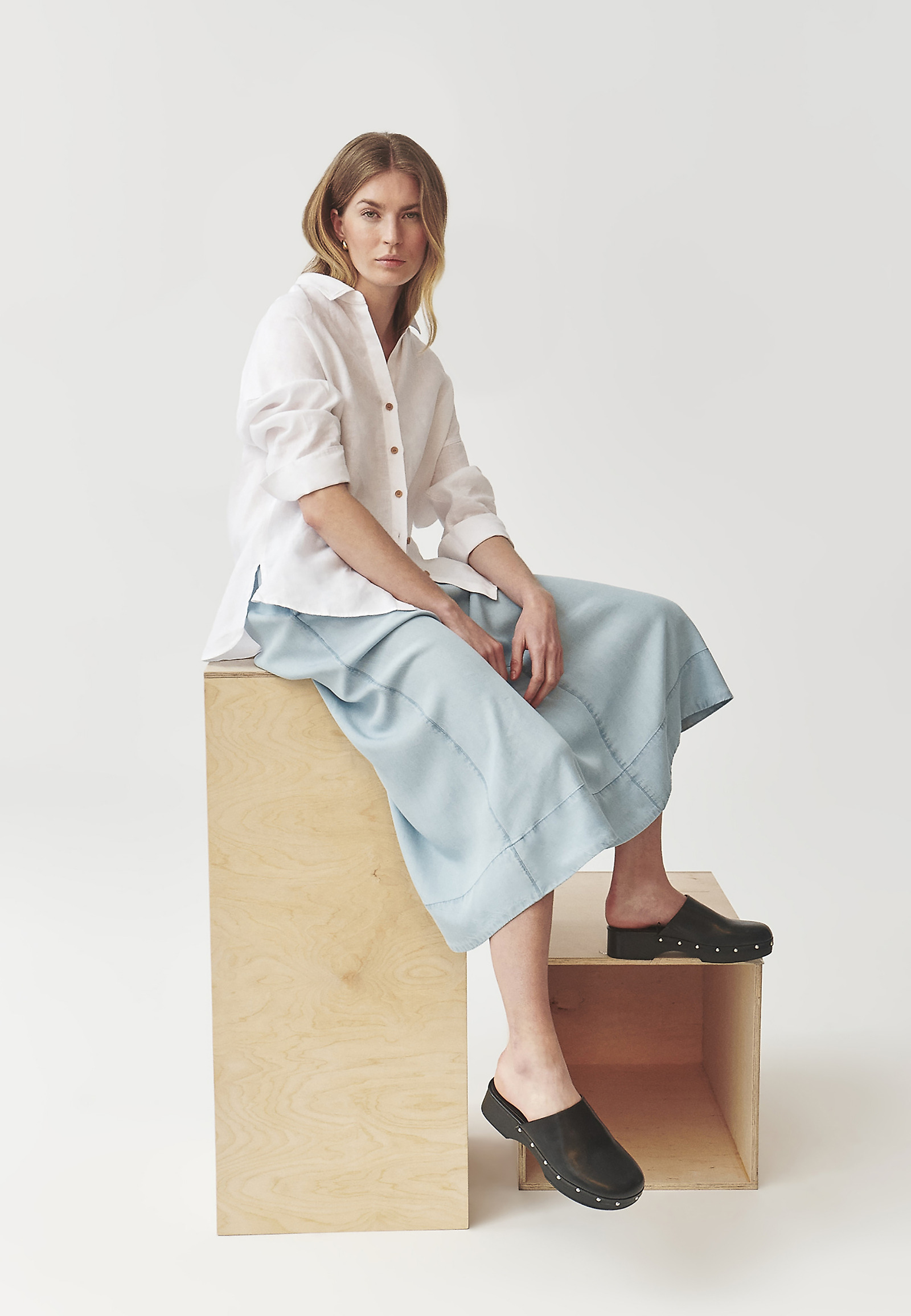 PLÁTĚNÁ MIDI SUKNĚ S GUMOU V PASE - KONI 1 PLÁTĚNÁ MIDI SUKNĚ S GUMOU V PASE - KONI 1 MODRÁ 98355