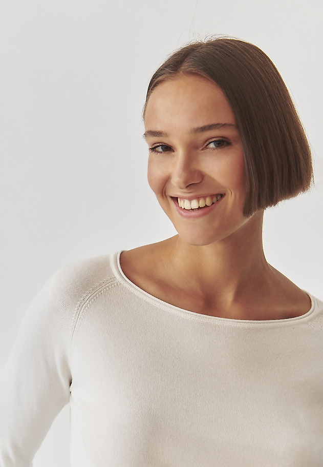 KLASYCZNY DAMSKI SWETER Z DEKOLTEM W ŁÓDKĘ - BROOKE KLASYCZNY DAMSKI SWETER Z DEKOLTEM W ŁÓDKĘ - BROOKE ECRU 1