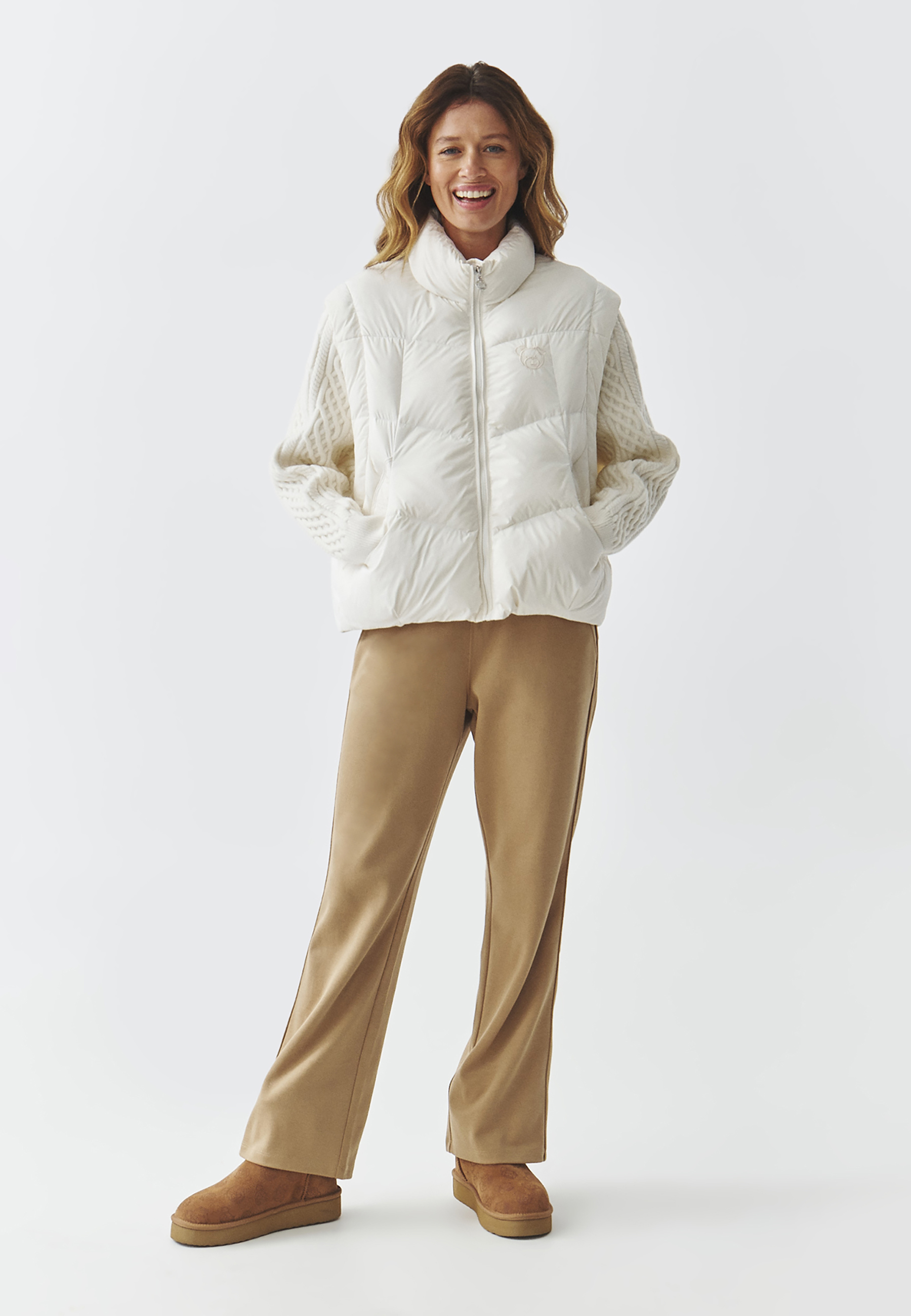 TKANINOWA KURTKA DAMSKA 2W1 Z PUCHOWYM WYPEŁNIENIEM I MOTYWEM MISIA USZATKA — SAMMY ECRU 2