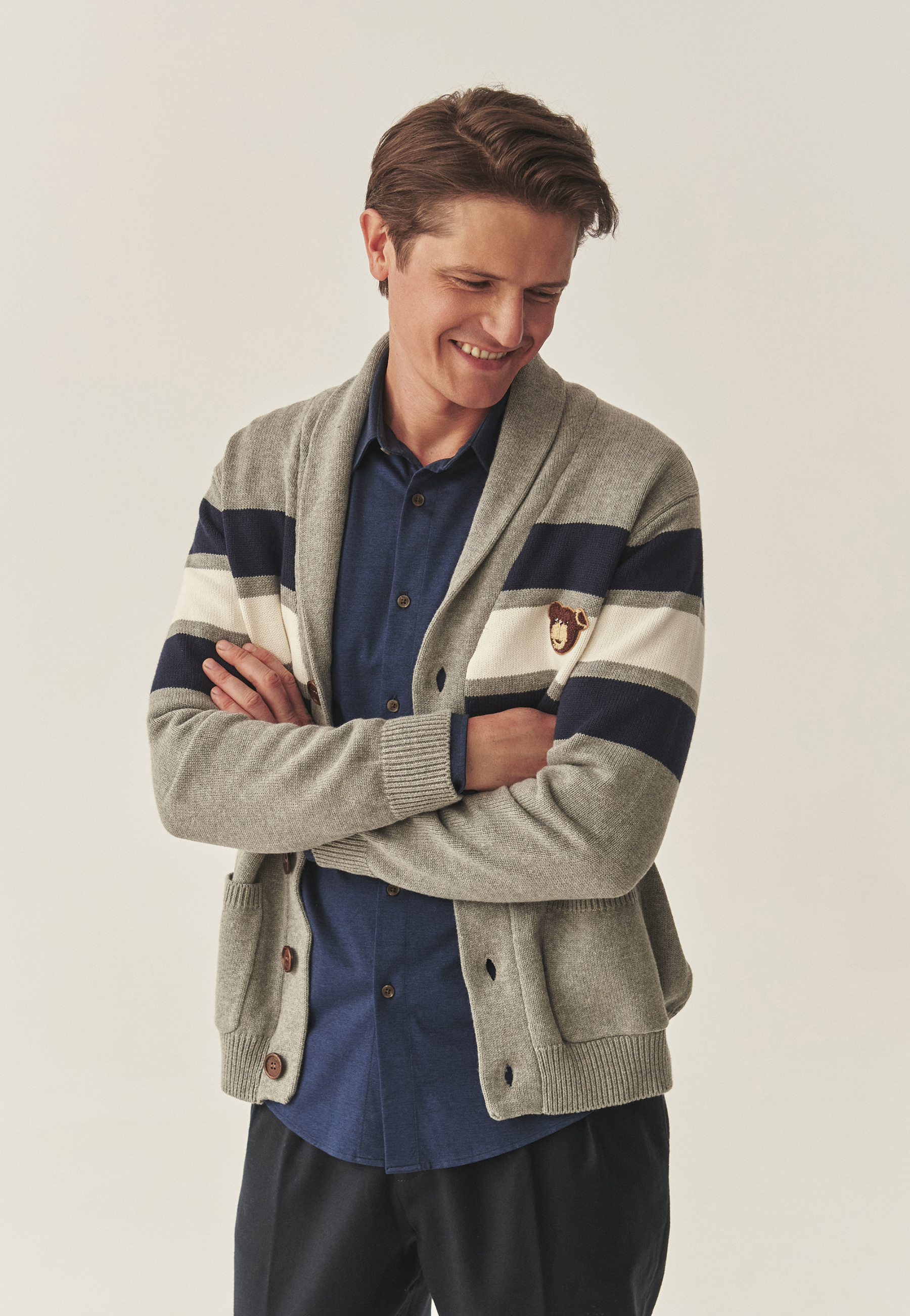 SWETER MĘSKI TYPU KARDIGAN Z NASZYWKĄ Z MISIEM USZATKIEM KORDIAN MULTIKOLOR 2