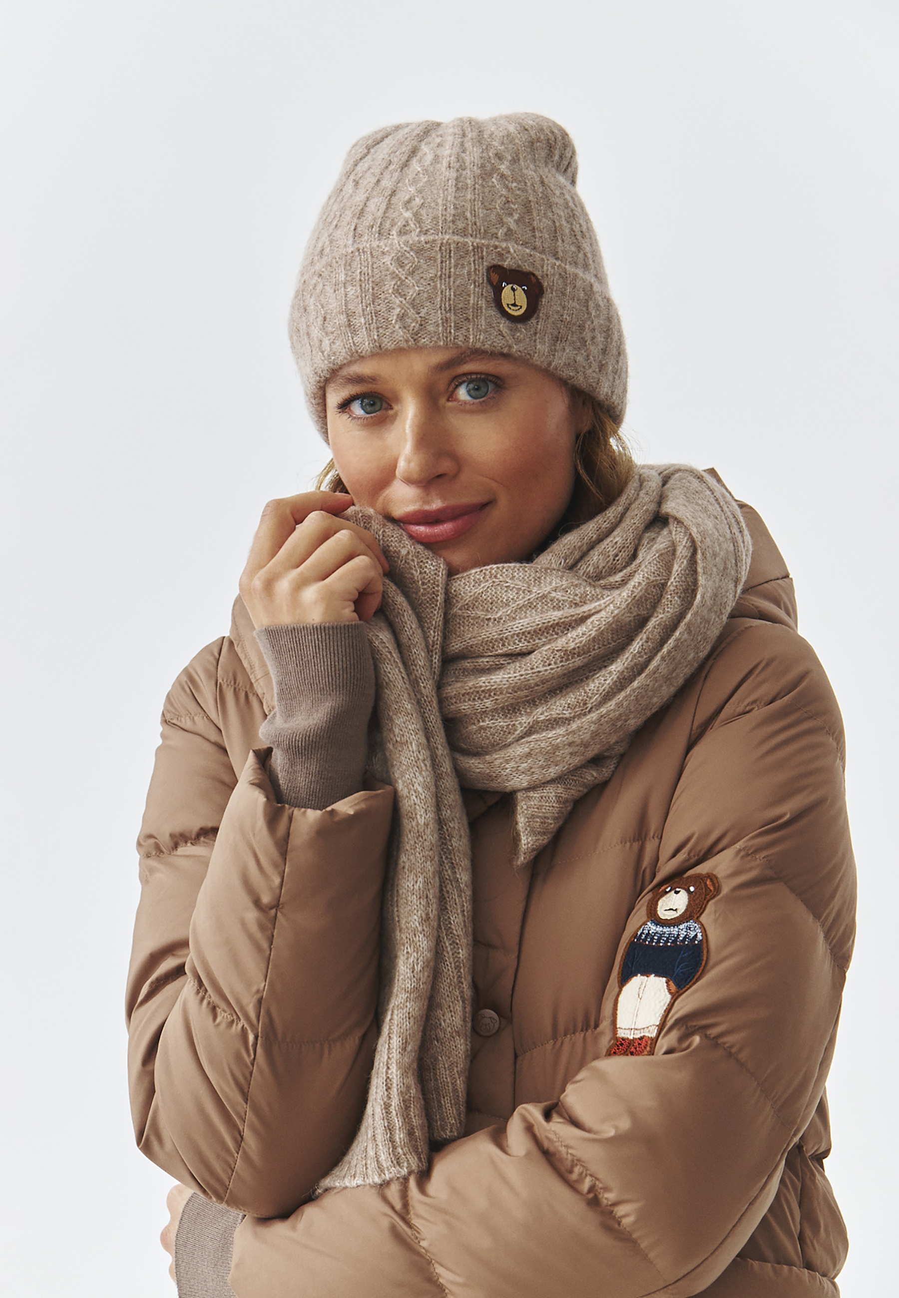 FULAR TRICOTAT DE DAMĂ, CU MODEL ÎN RELIEF ȘI APLICAȚIE BRODATĂ CU URSULEȚUL DE PLUȘ — GORITA 1