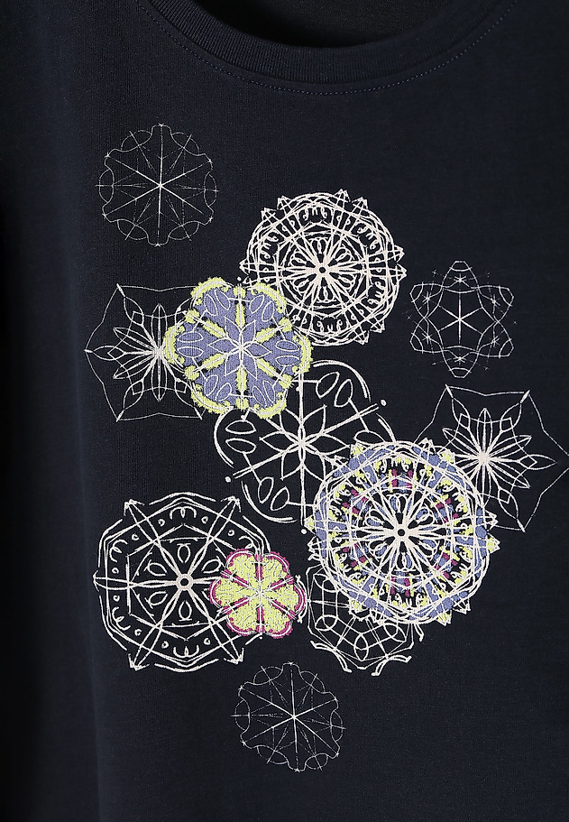 T-SHIRT DAMSKI Z NADRUKIEM W KWIATY ANTONIA 1 T-SHIRT DAMSKI Z NADRUKIEM W KWIATY ANTONIA 1 GRANATOWY 6