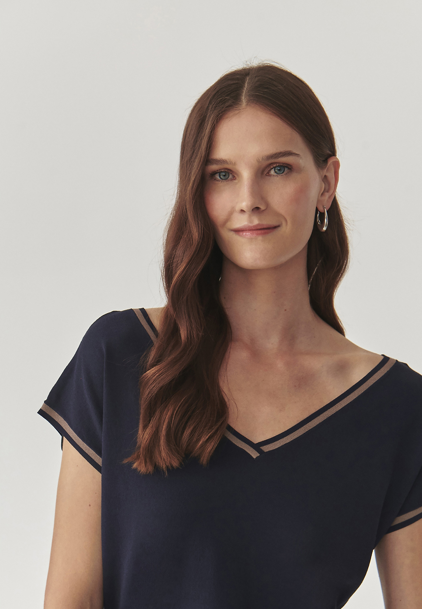 LADIES’ BLOUSE WITH A CONTRASTING RIBBING - SORA LADIES’ BLOUSE WITH A CONTRASTING RIBBING - SORA NAVY BLUE 99504