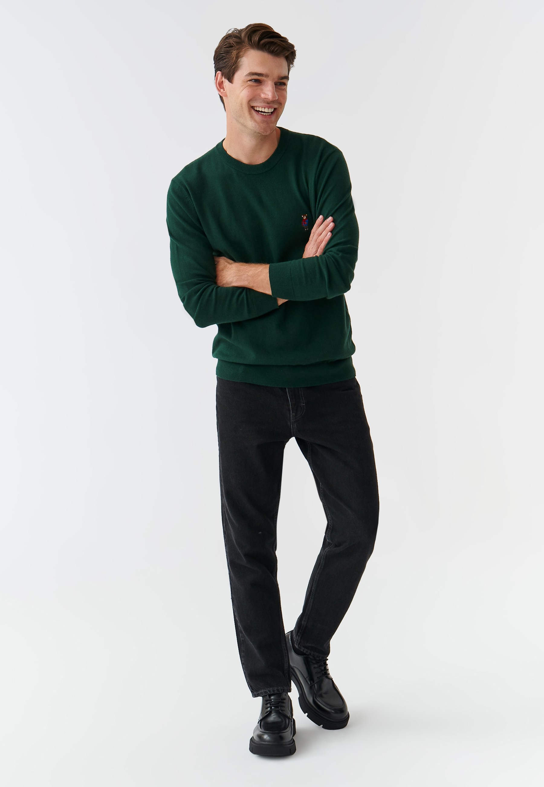 KLASICKÝ PÁNSKY SVETER S VÝŠIVKOU S MOTÍVOM MACKA UŠKA JACK ZELENÁ 2