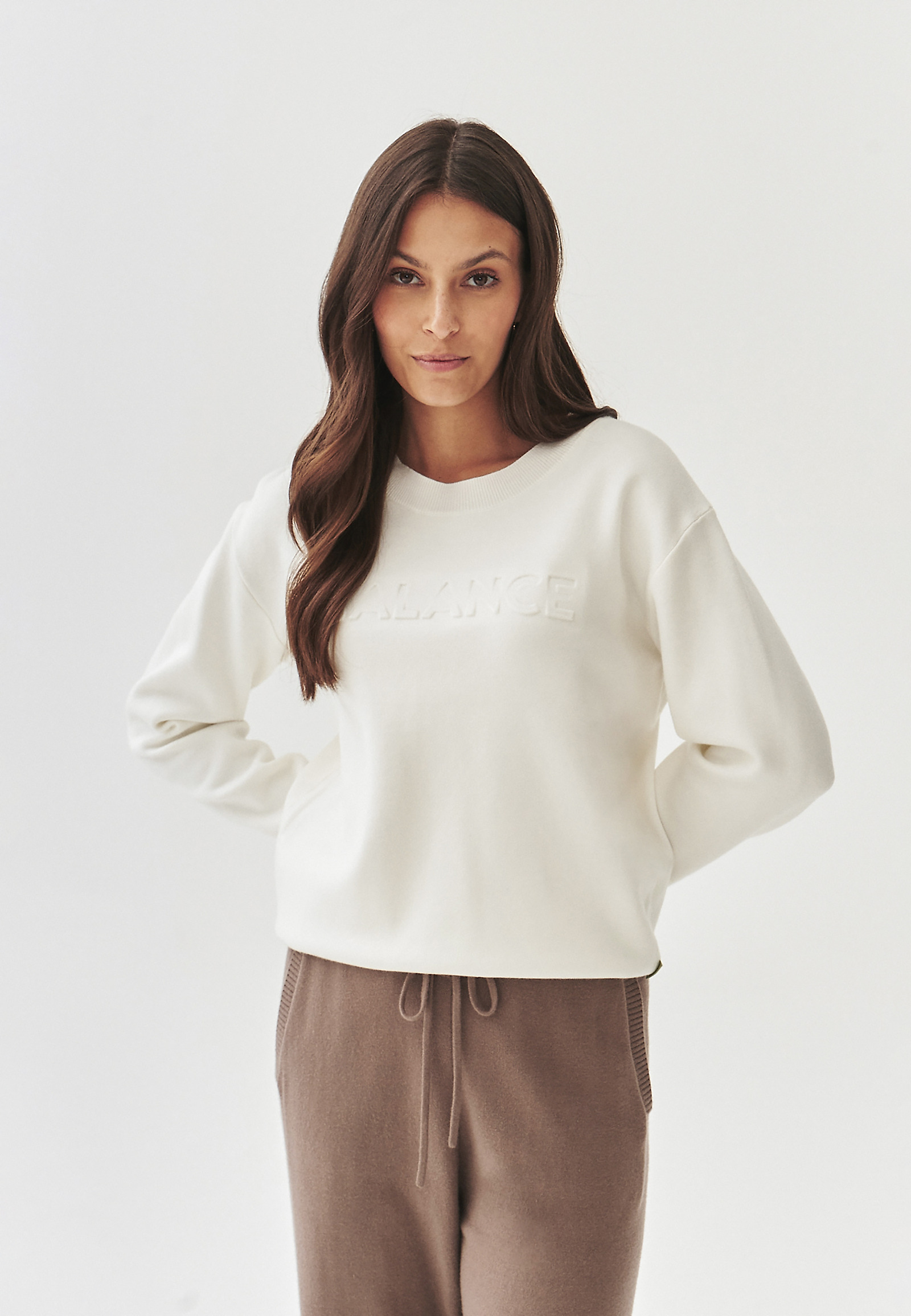 LADIES' SWEATER WITH A ROUND NECKLINE - BALAMI LADIES' SWEATER WITH A ROUND NECKLINE - BALAMI ECRU 100935