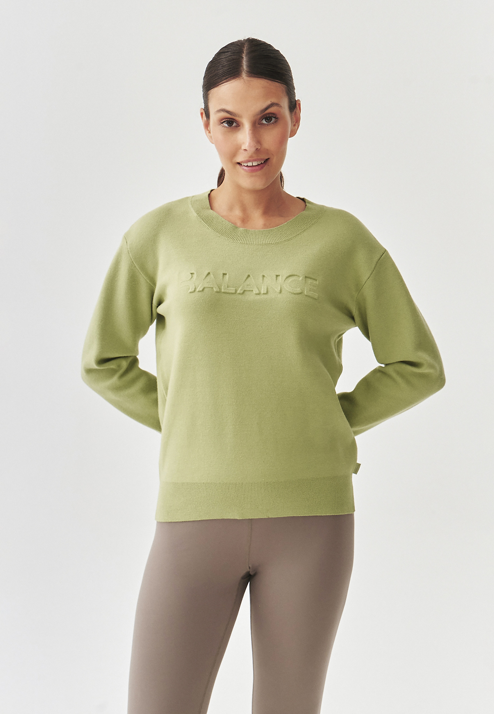 DÁMSKY SVETER S OKRÚHLYM VÝSTRIHOM – BALAMI DÁMSKY SVETER S OKRÚHLYM VÝSTRIHOM – BALAMI ZELENÁ 100946