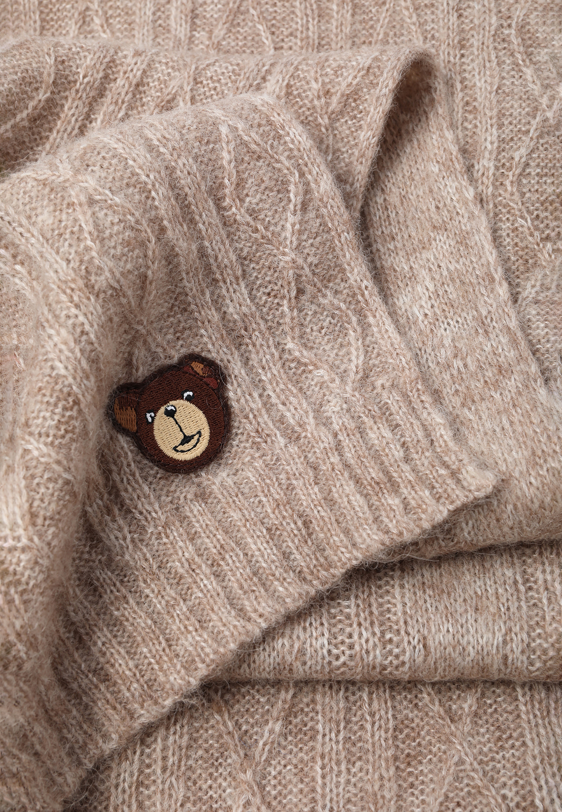 FULAR TRICOTAT DE DAMĂ, CU MODEL ÎN RELIEF ȘI APLICAȚIE BRODATĂ CU URSULEȚUL DE PLUȘ — GORITA 1