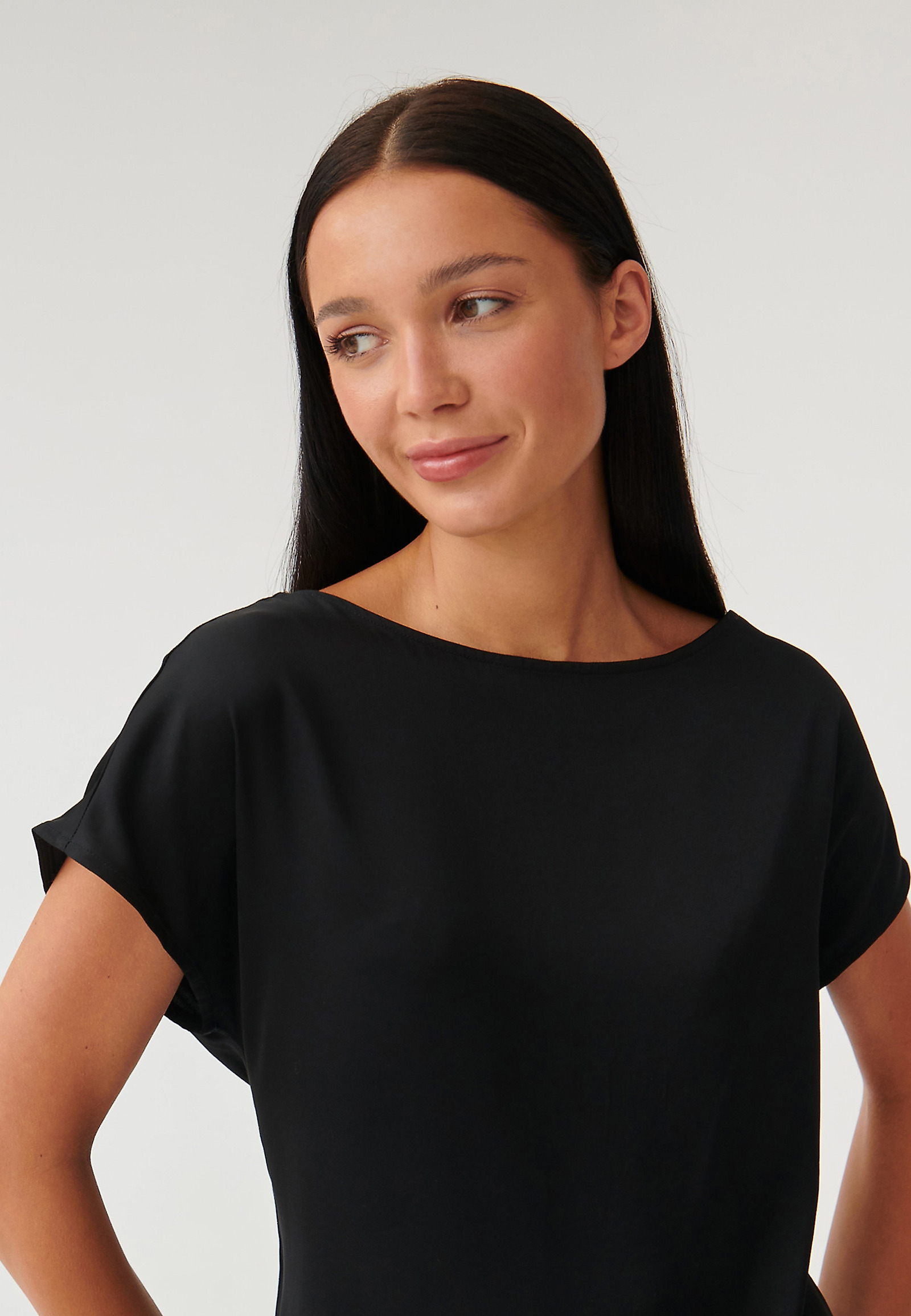 LADIES’ SHORT-SLEEVED BLOUSE OMA LADIES’ SHORT-SLEEVED BLOUSE OMA BLACK 89752