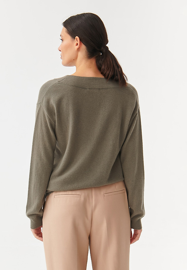 LADIES’ WOOL SWEATER WITH V-SHAPED NECKLINE KASZMI LADIES’ WOOL SWEATER WITH V-SHAPED NECKLINE KASZMI KHAKI 4