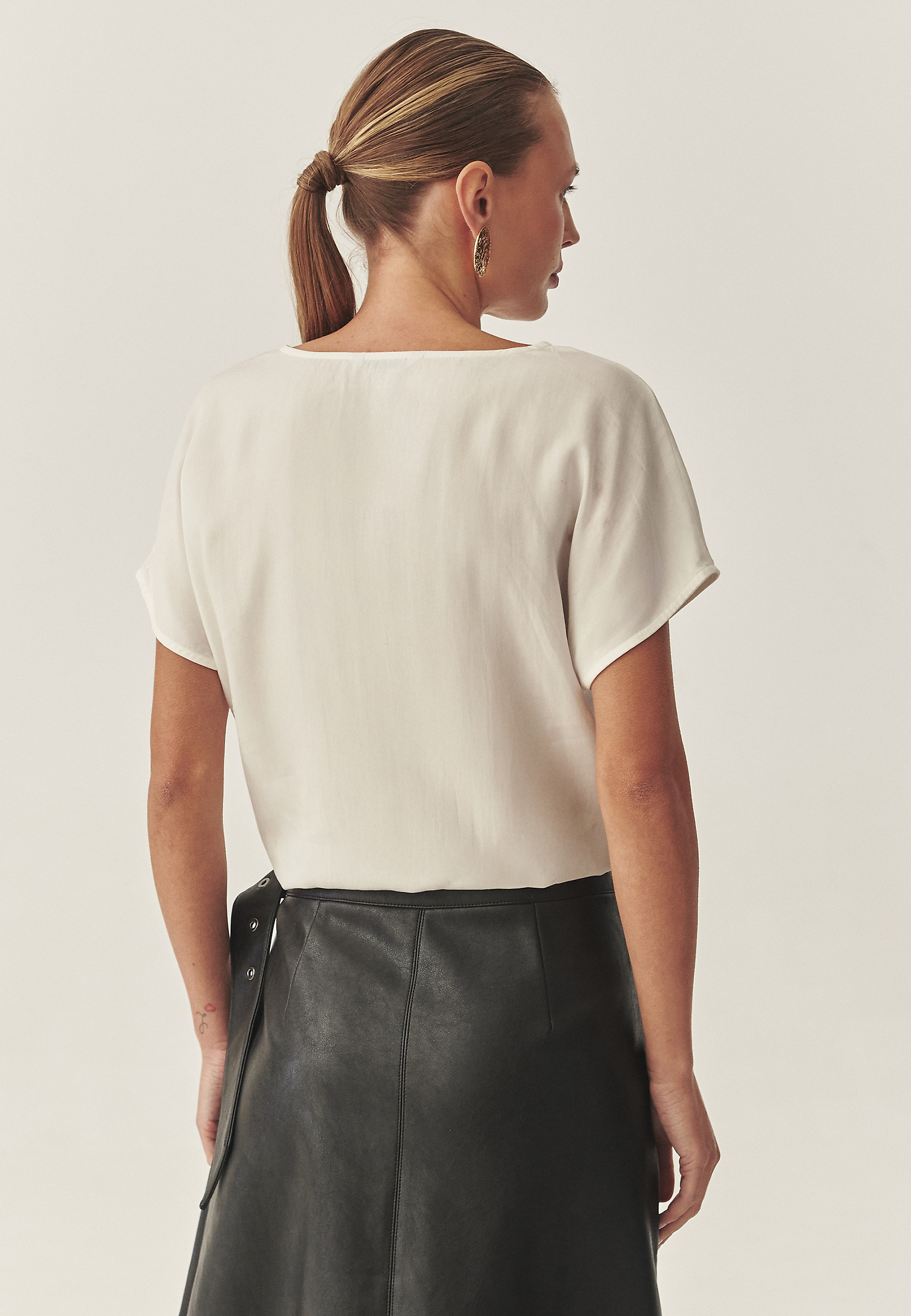 SATYNOWA BLUZKA DAMSKA Z KRÓTKIM RĘKAWEM - MEKONGA SATYNOWA BLUZKA DAMSKA Z KRÓTKIM RĘKAWEM - MEKONGA ECRU 117827