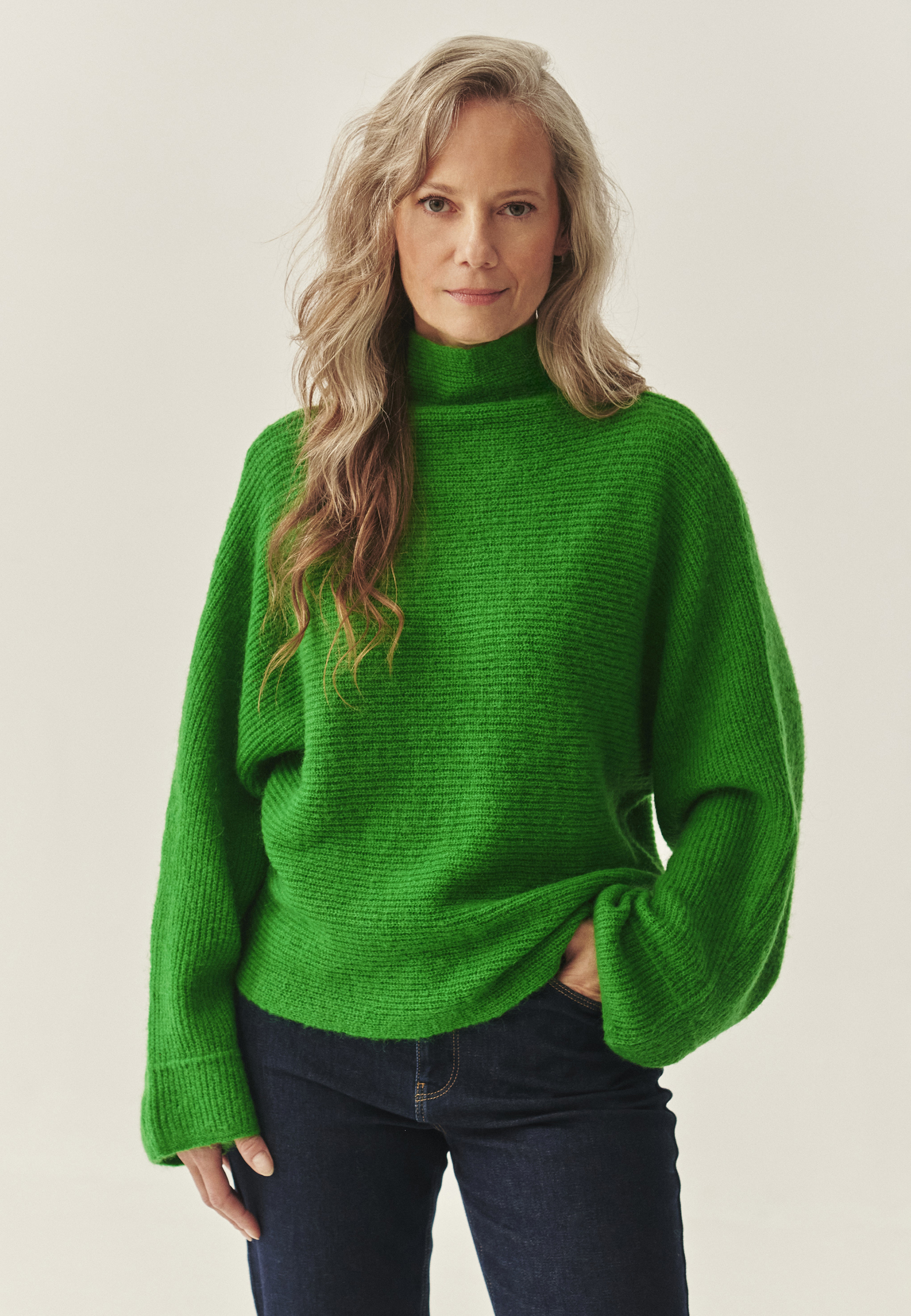 PULOVER DE DAMĂ, CU GULER ÎNALT ȘI MÂNECI LARGI — MAZZY 1 VERDE 2