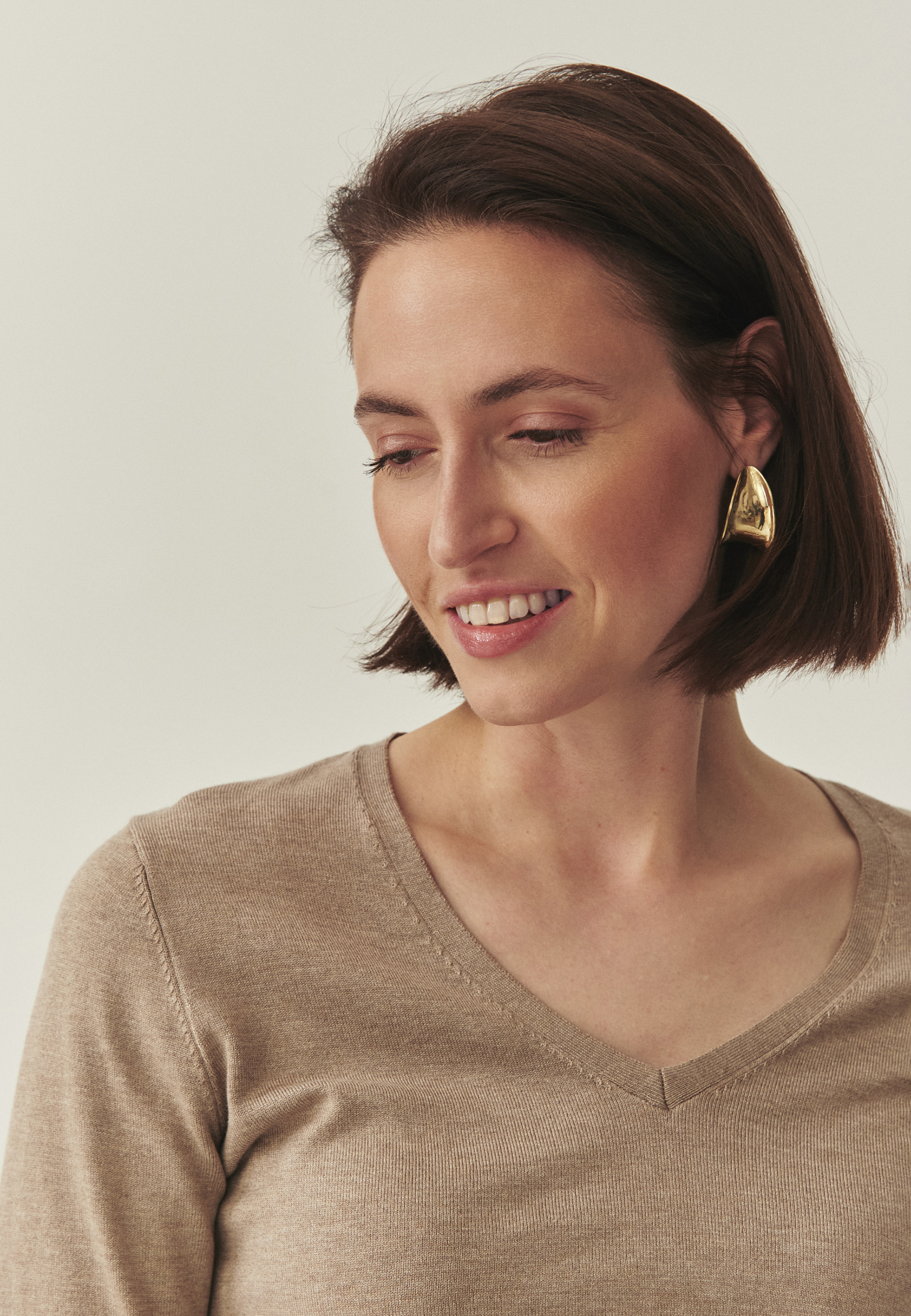 KLASYCZNY SWETER Z WISKOZĄ LENZING™ ECOVERO™ - NICOLLA BEŻOWY 2