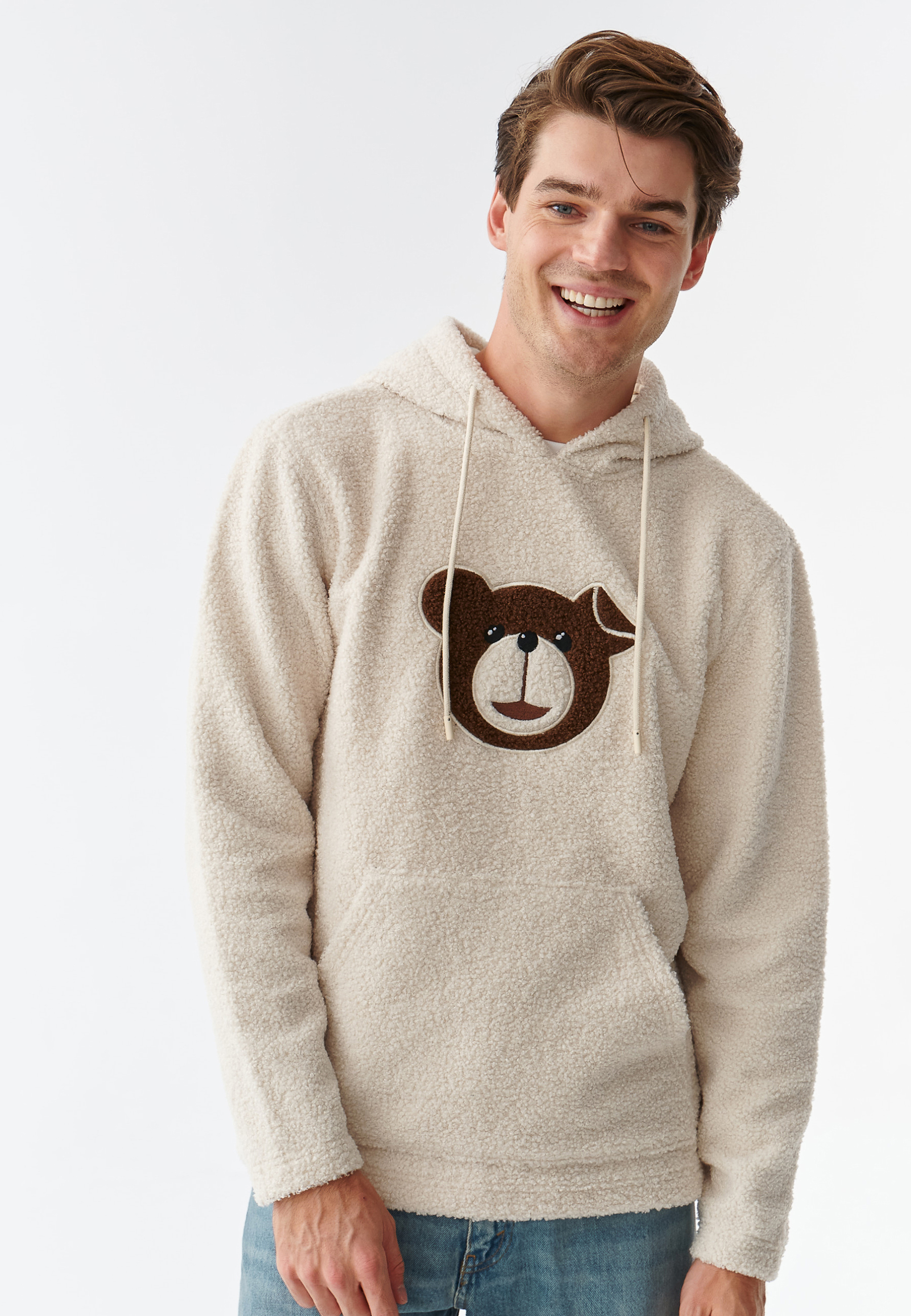 PÁNSKA MIKINA Z OVČEJ KOŽE S NÁŠIVKOU S MOTÍVOM MACKA UŠKA MARAKIN