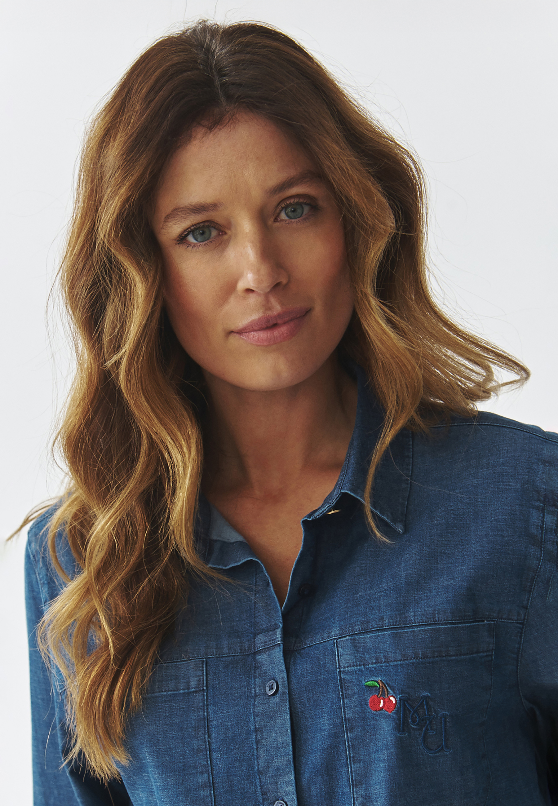 CĂMAȘĂ DE DAMĂ, DIN DENIM, CU PETICE CU MOTIVUL URSULEȚULUI DE PLUȘ - MISIA 1 ALBASTRU 2