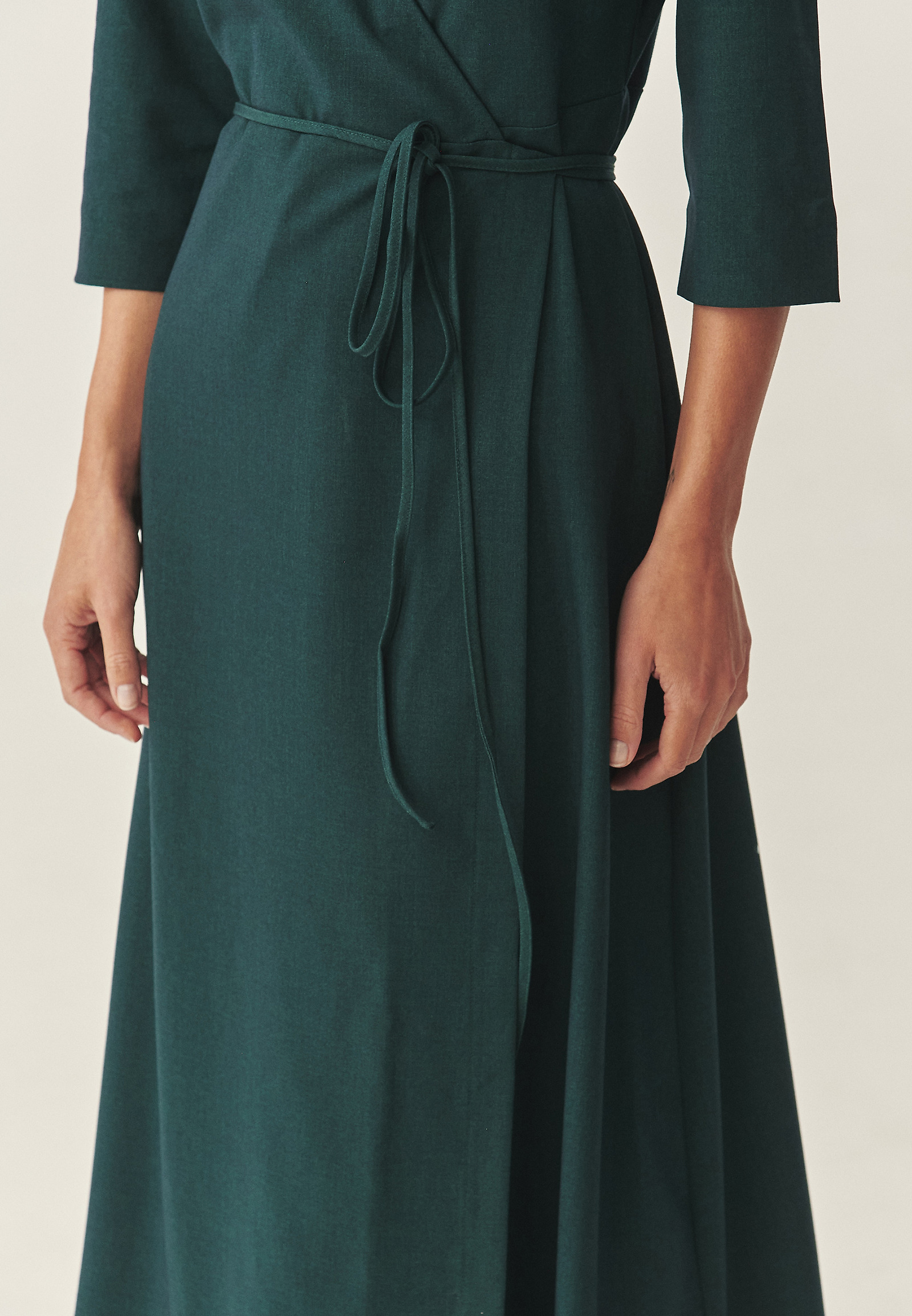 PLÁTĚNÉ ZAVINOVACÍ ŠATY — ZEREWIANA PLÁTĚNÉ ZAVINOVACÍ ŠATY — ZEREWIANA ZELENÁ 118075