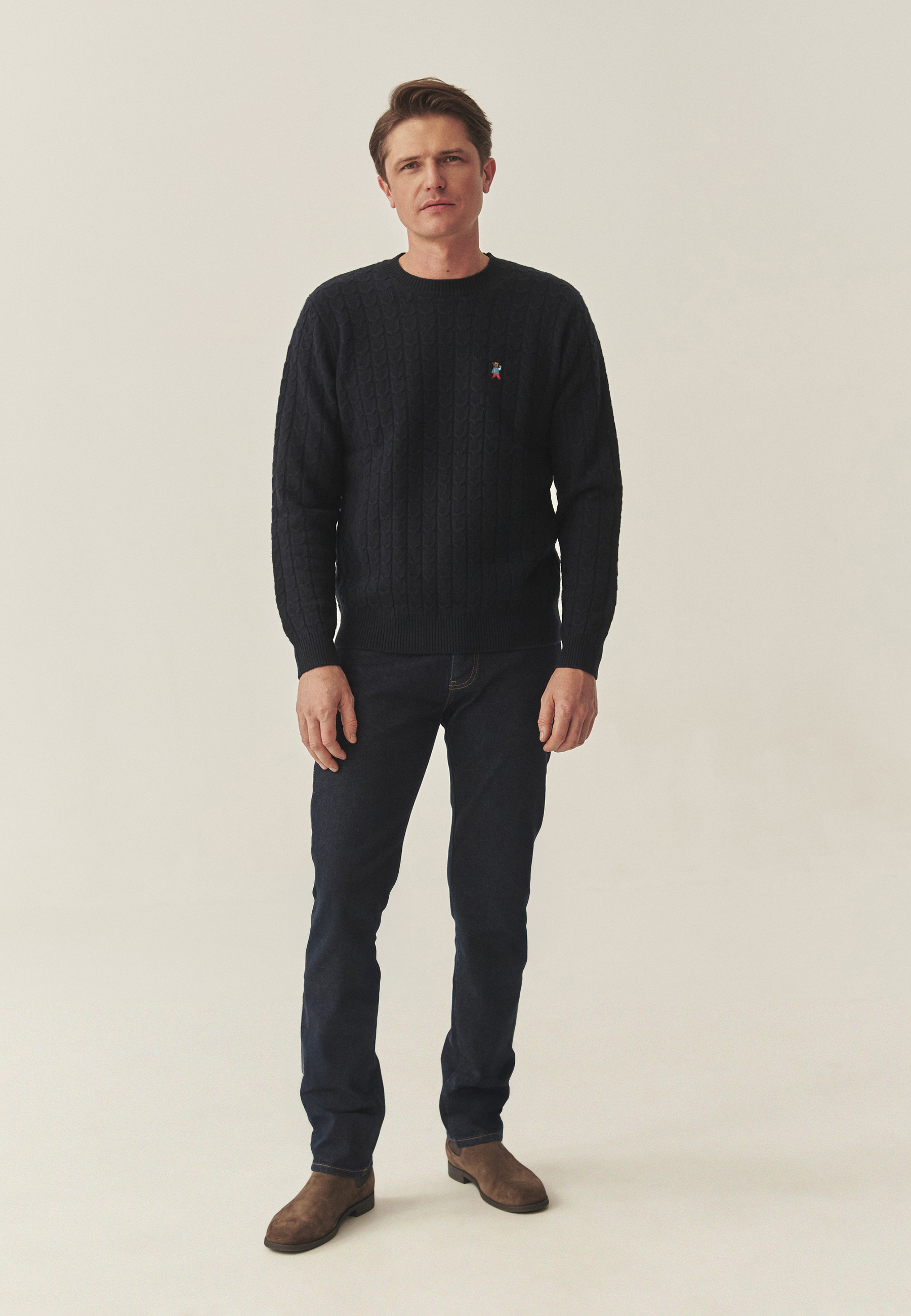 MĘSKI SWETER ZE STRUKTURALNYM WZOREM I MOTYWEM MISIA USZATKA — ANDREW GRANATOWY 2