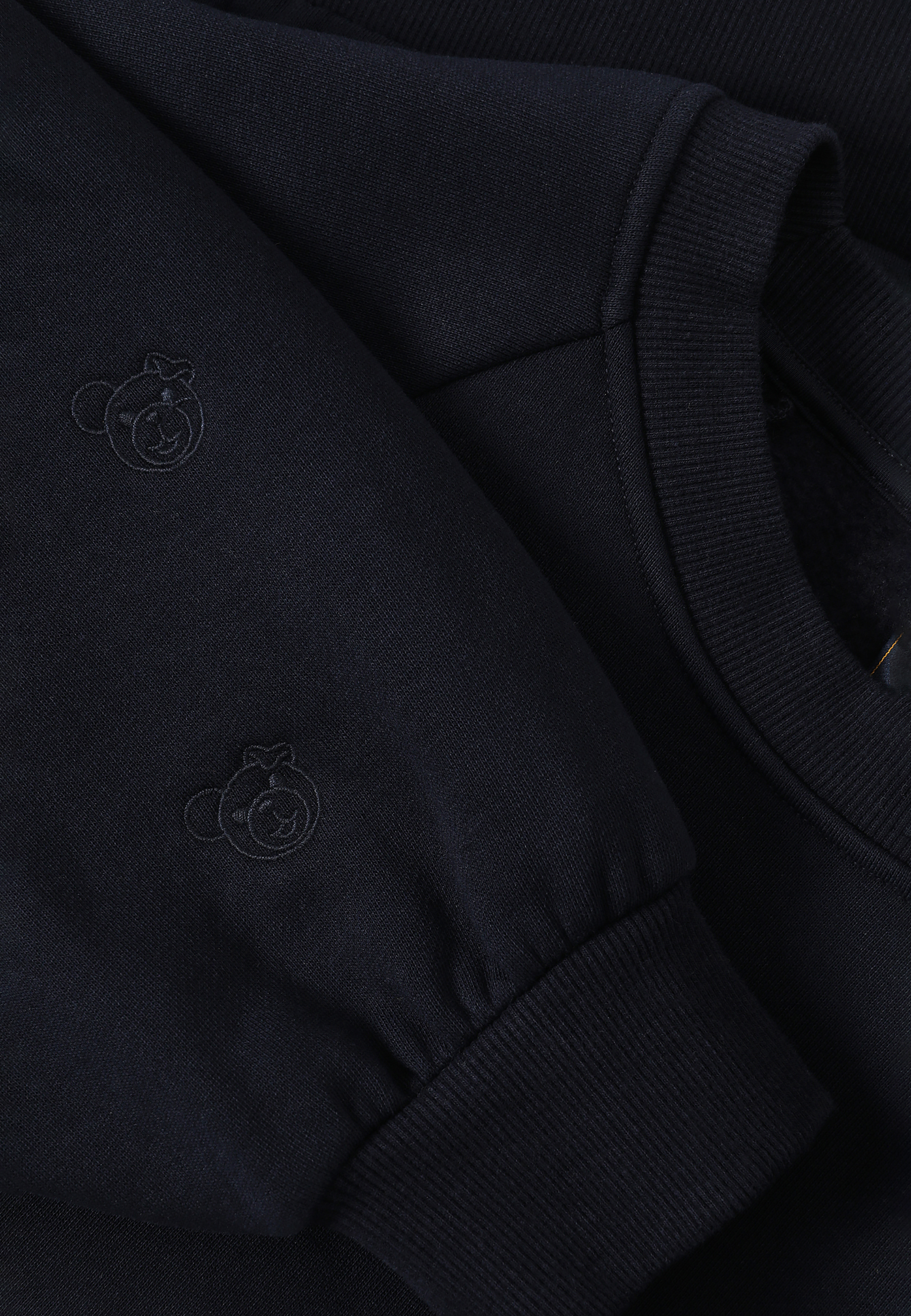 DZIANINOWA BLUZA DAMSKA Z WYSZYWANYMI RĘKAWAMI I MOTYWEM MISIA USZATKA — FAME GRANATOWY 2