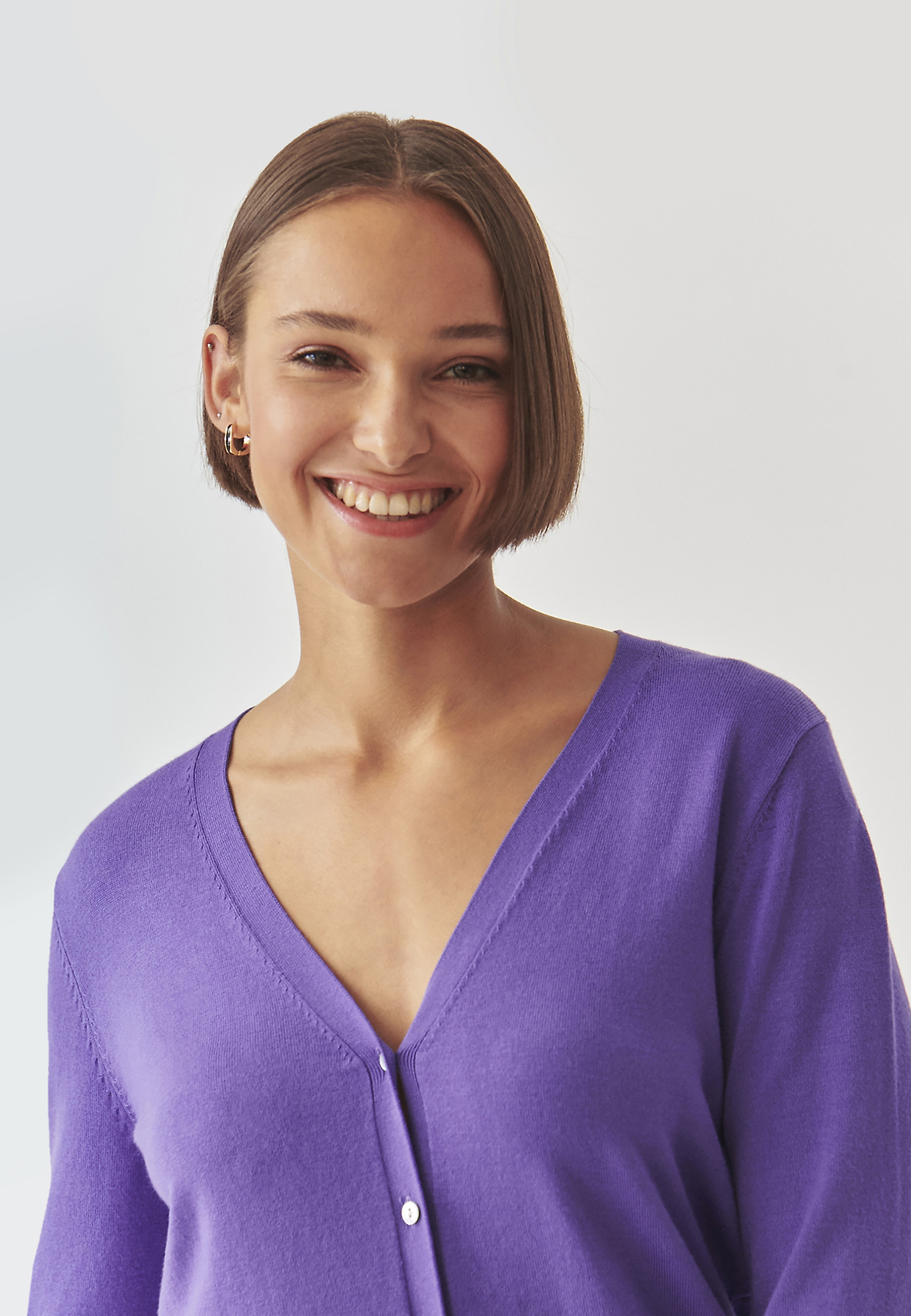 UNBUTTONED LADIES' SWEATER WITH V-NECKLINE - VERA UNBUTTONED LADIES' SWEATER WITH V-NECKLINE - VERA PURPLE 100489