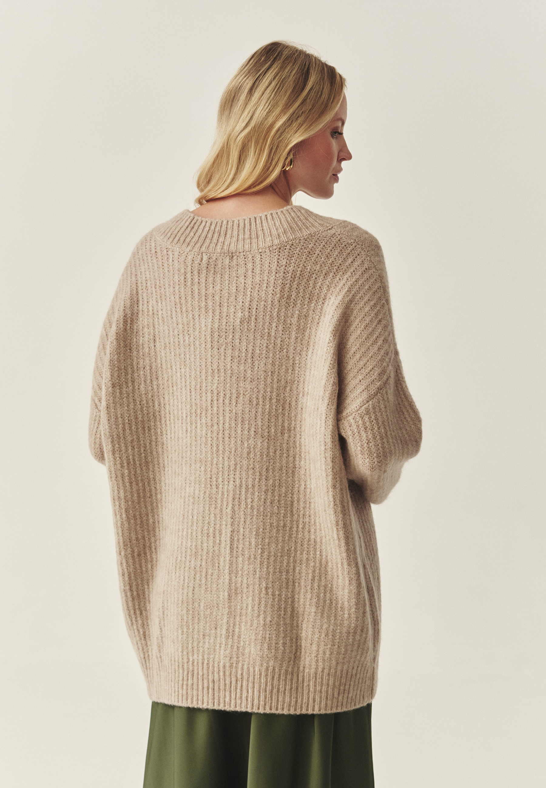 PULOVER DE DAMĂ OVERSIZE CU DECOLTEU ÎN FORMA LITEREI „V” — ONYX BEJ 2