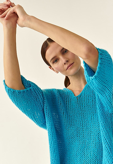 LUŹNY SWETER DAMSKI Z WYRAŹNYM SPLOTEM BAJANA LUŹNY SWETER DAMSKI Z WYRAŹNYM SPLOTEM BAJANA