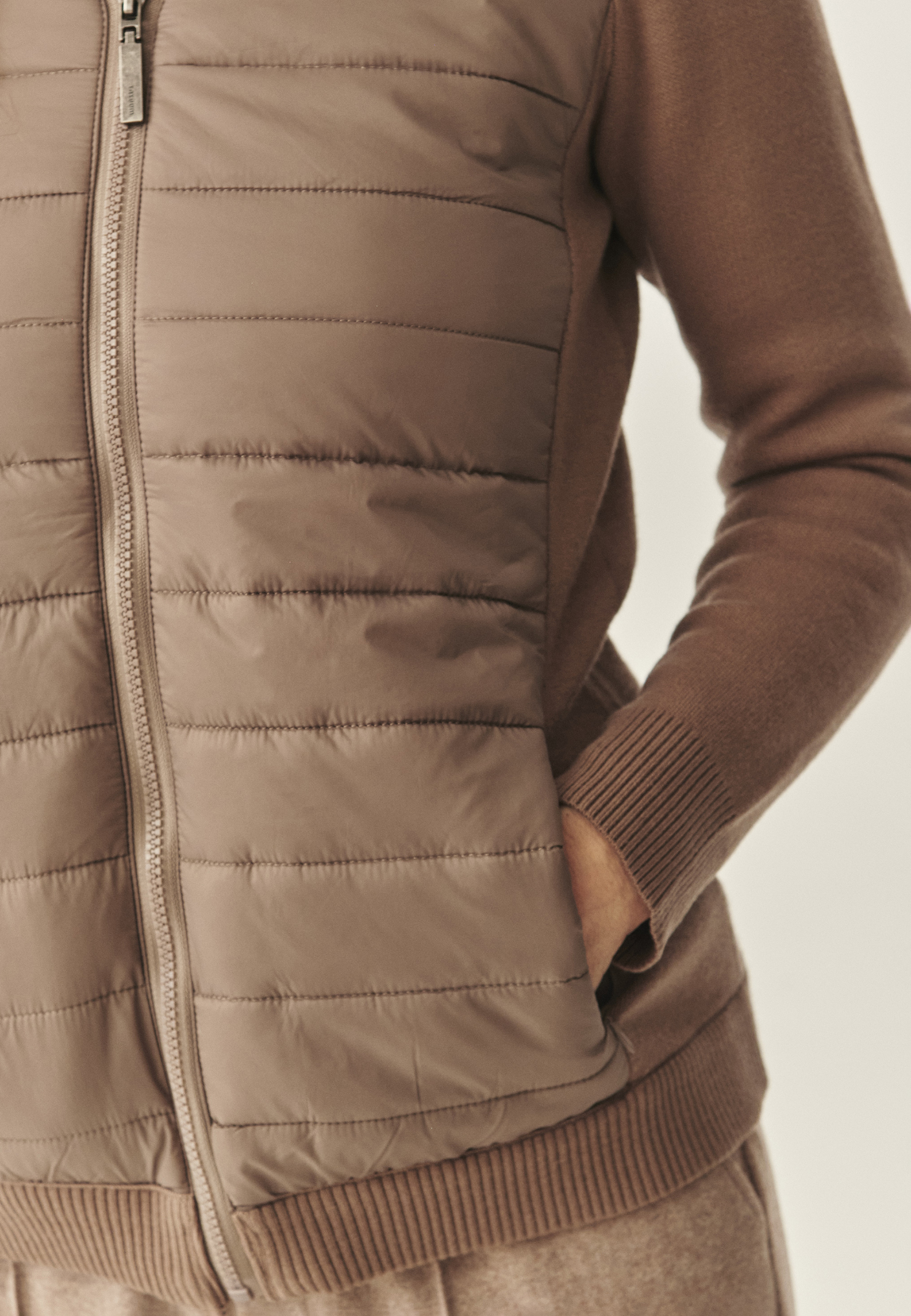 DÁMSKY SVETER S PREŠÍVANOU PREDNOU ČASŤOU – KADEKO 1 BÉŽOVÁ 2