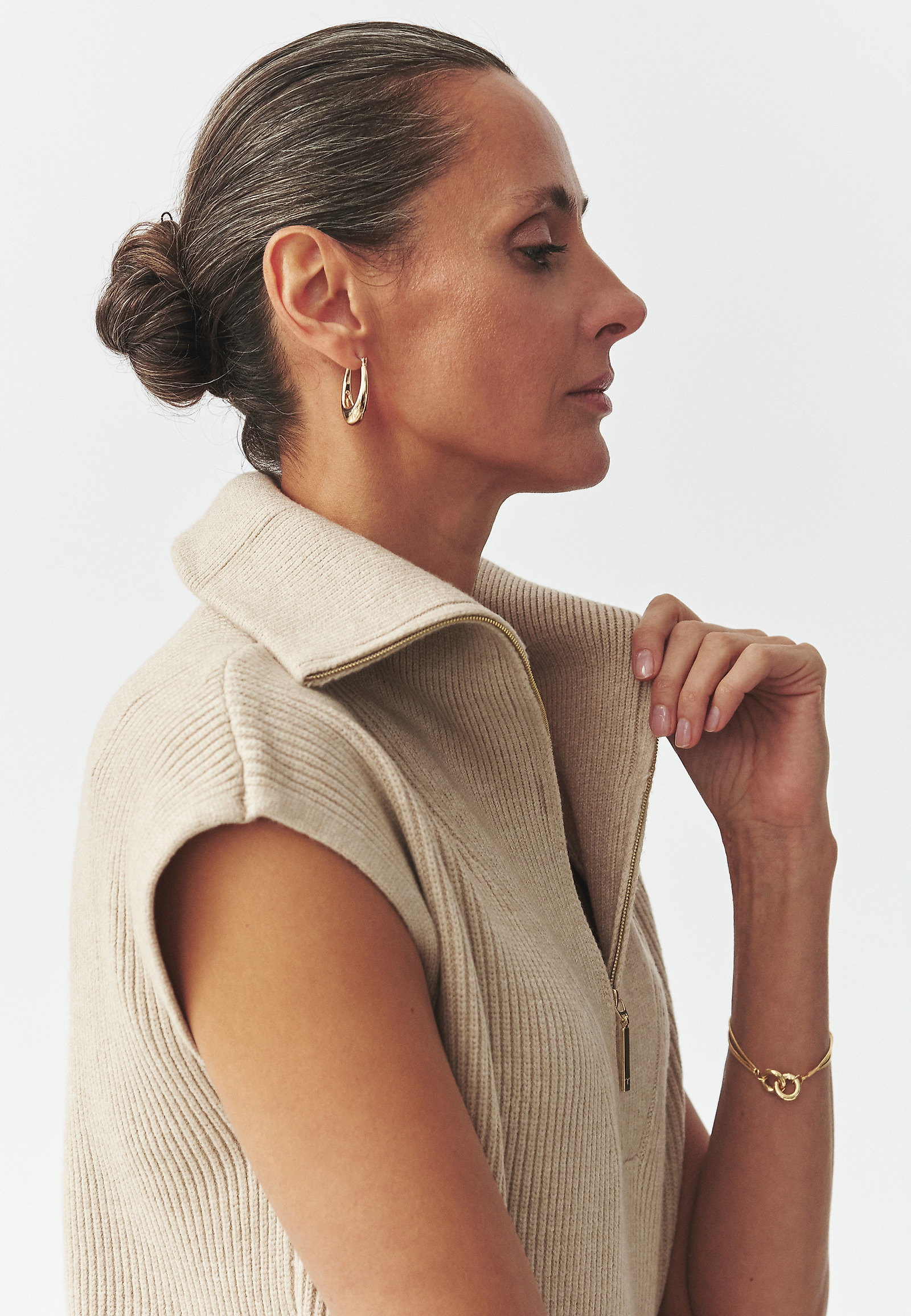 DZIANINOWA KAMIZELKA DAMSKA Z PRZĘDZY — MISAKI DZIANINOWA KAMIZELKA DAMSKA Z PRZĘDZY — MISAKI BEŻOWY 106149