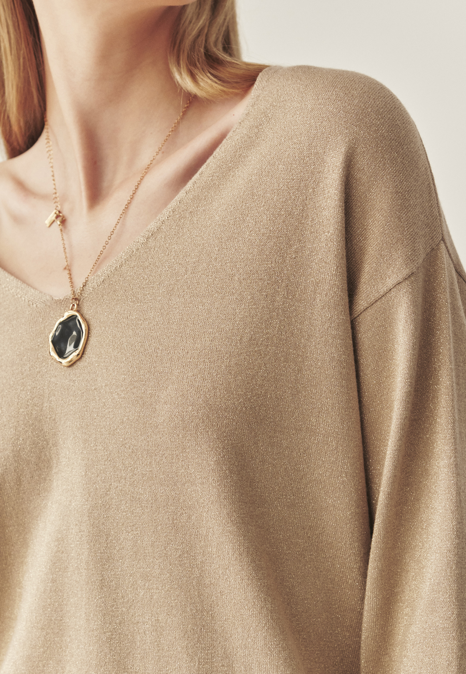 PULOVER CLASIC DE DAMĂ, CU DECOLTEU ÎN FORMA LITEREI „V” ȘI FIR LUCIOS — FLARE 1 GALBEN 2