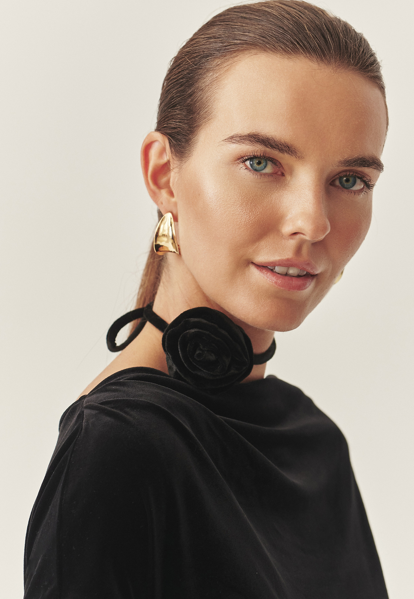 VELOUR DRESS WITH FLORAL DECORATIVE ELEMENT - MIRATI VELOUR DRESS WITH FLORAL DECORATIVE ELEMENT - MIRATI BLACK 118456