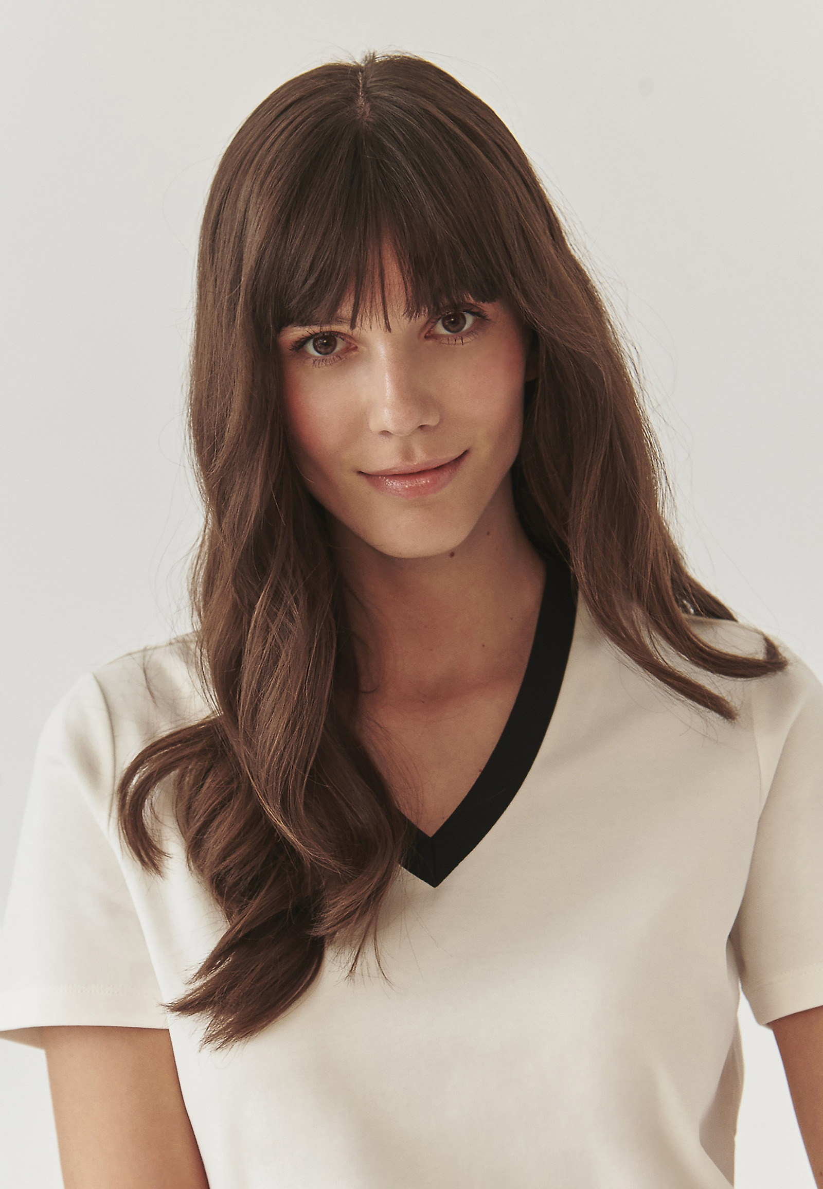 BAWEŁNIANA BLUZKA DAMSKA Z DEKOLTEM W SEREK - SALEMA BAWEŁNIANA BLUZKA DAMSKA Z DEKOLTEM W SEREK - SALEMA ECRU 98665